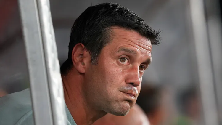 /images/f/c/-/fc-internazionale-v-olympiacos-fc-pre-season-friendly-cristian-chivu-head-coach-of-fc-internazionale-watches-the-friendly-match-between-fc-internazionale-and-olympiacos-fc-at-the-stadio-san-nicola-in-bari-italy-on-august-16-2025-bari-italy-copyright-xgabrielexmaricchiolox-originalfilenamemaricchiolo-intervol250816npshsjpgjpg_1756126066088.jpg