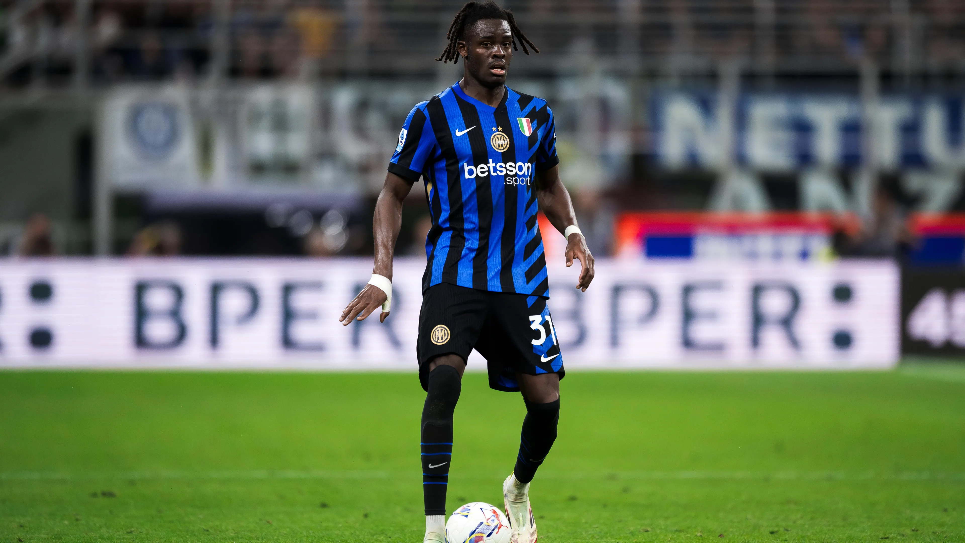 Inter, Bisseck può partire: in arrivo un'offerta dalla Premier? West Ham sulle sue tracce