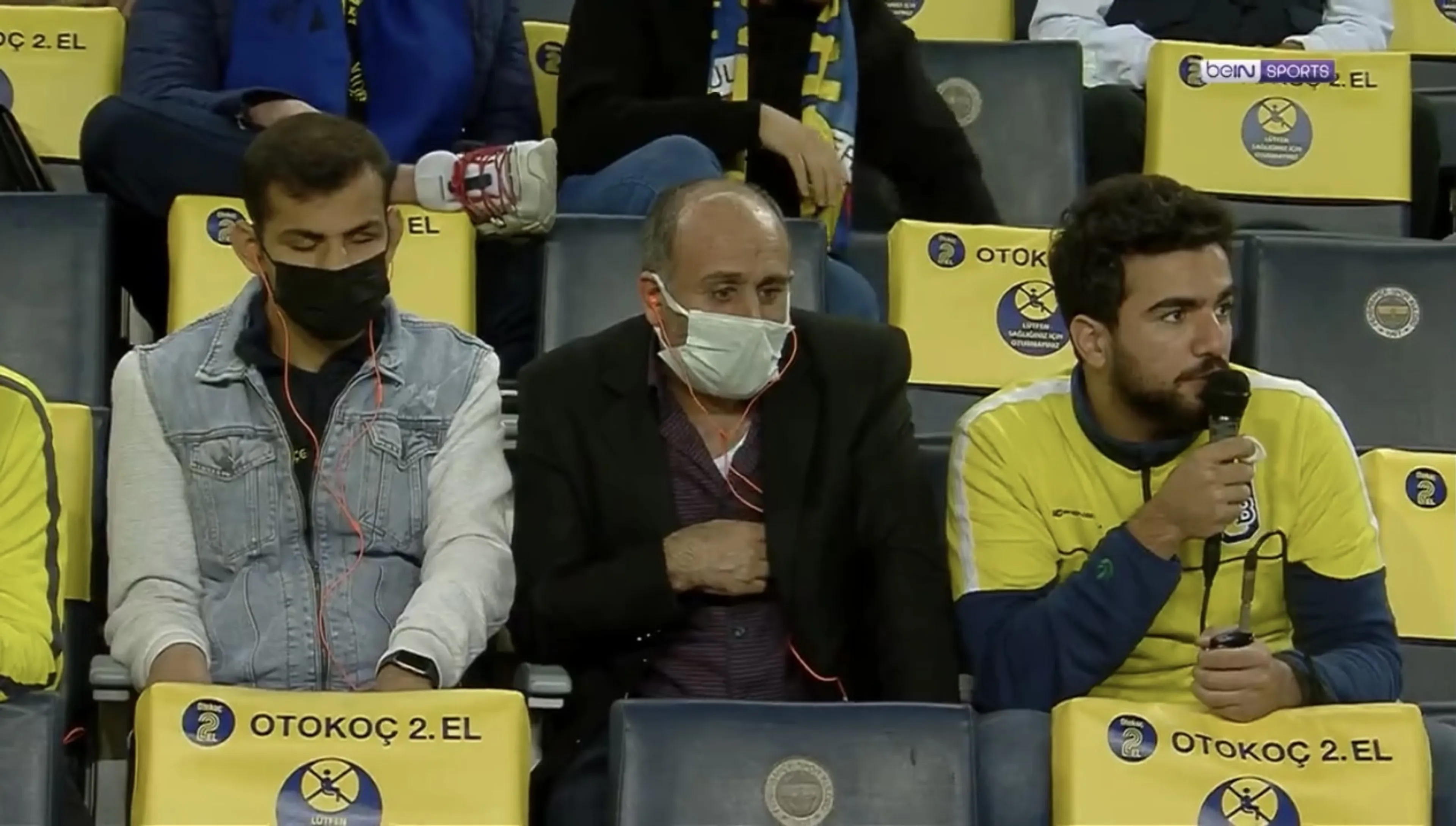 Copertina di Fenerbahçe, iniziativa speciale di un tifoso allo stadio: racconta le partite ai non vedenti (VIDEO)