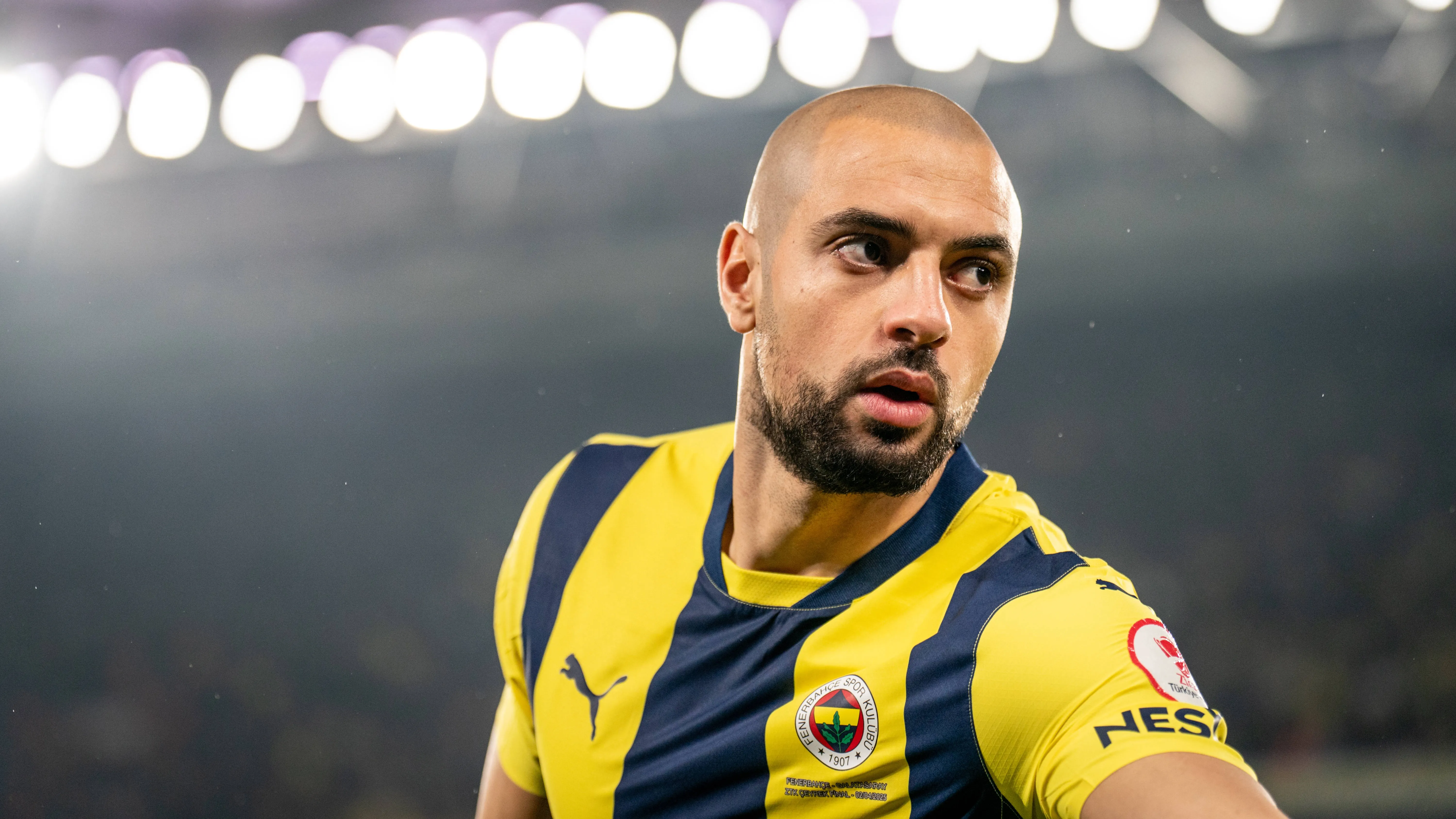 Amrabat con la maglia del Fenerbahce