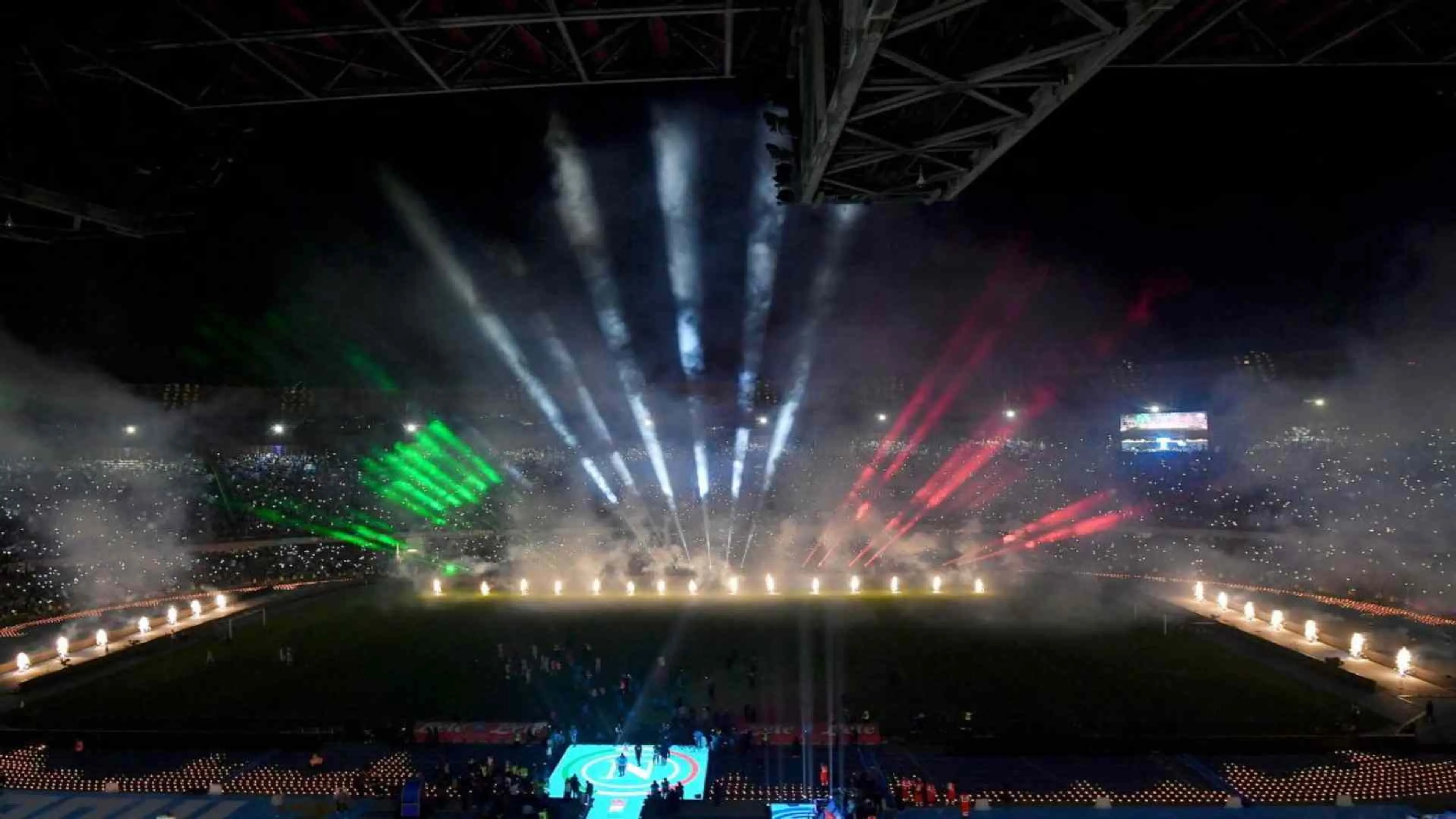 Copertina di Napoli in festa al Maradona: pasillo de honor, sfilata dei giocatori e fuochi d'artificio (VIDEO)