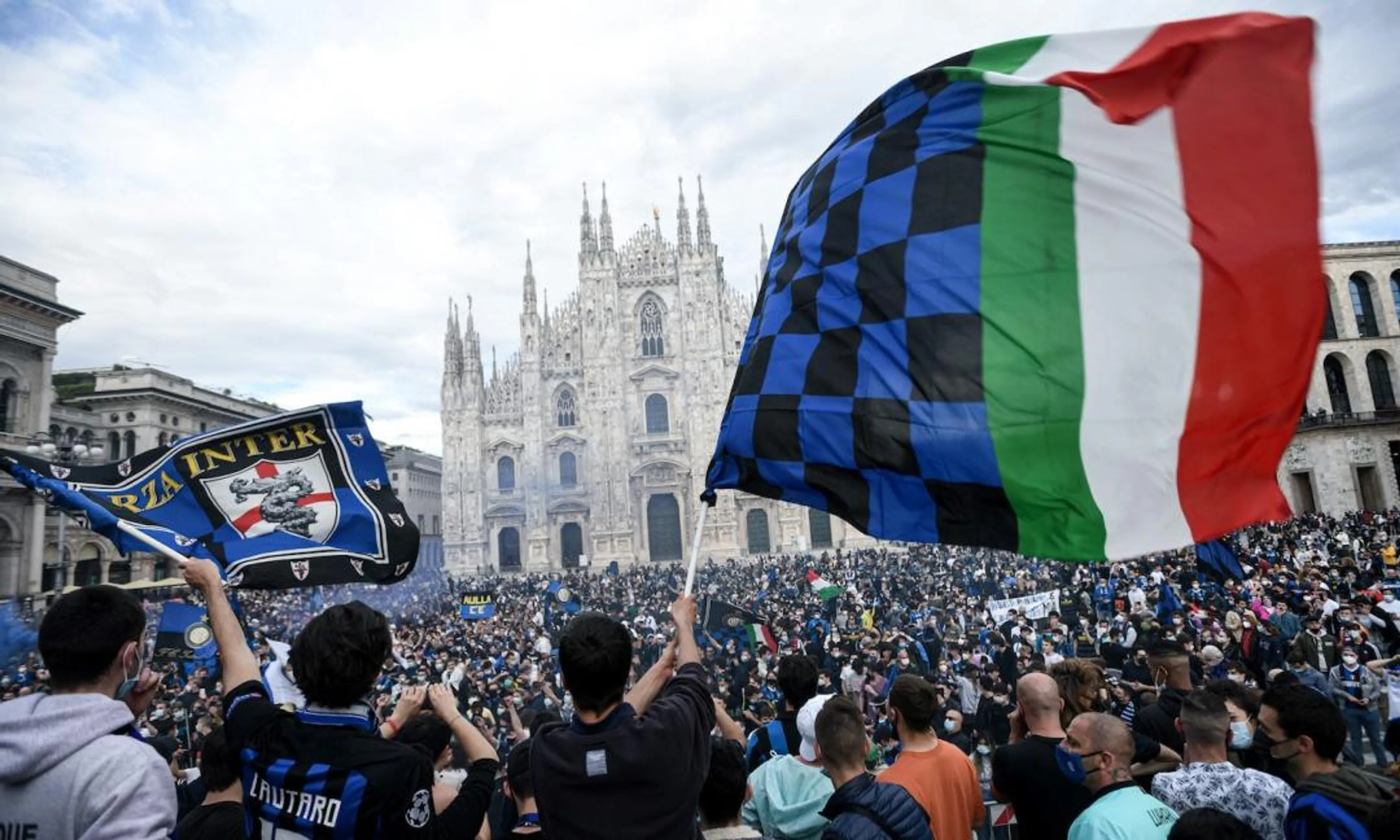 Copertina di Il day after della festa scudetto degli interisti in Piazza Duomo. I virologi preoccupati: “Gli effetti si vedranno tra 14gg”. Bassetti: “Insensato tenere chiusi gli stadi”