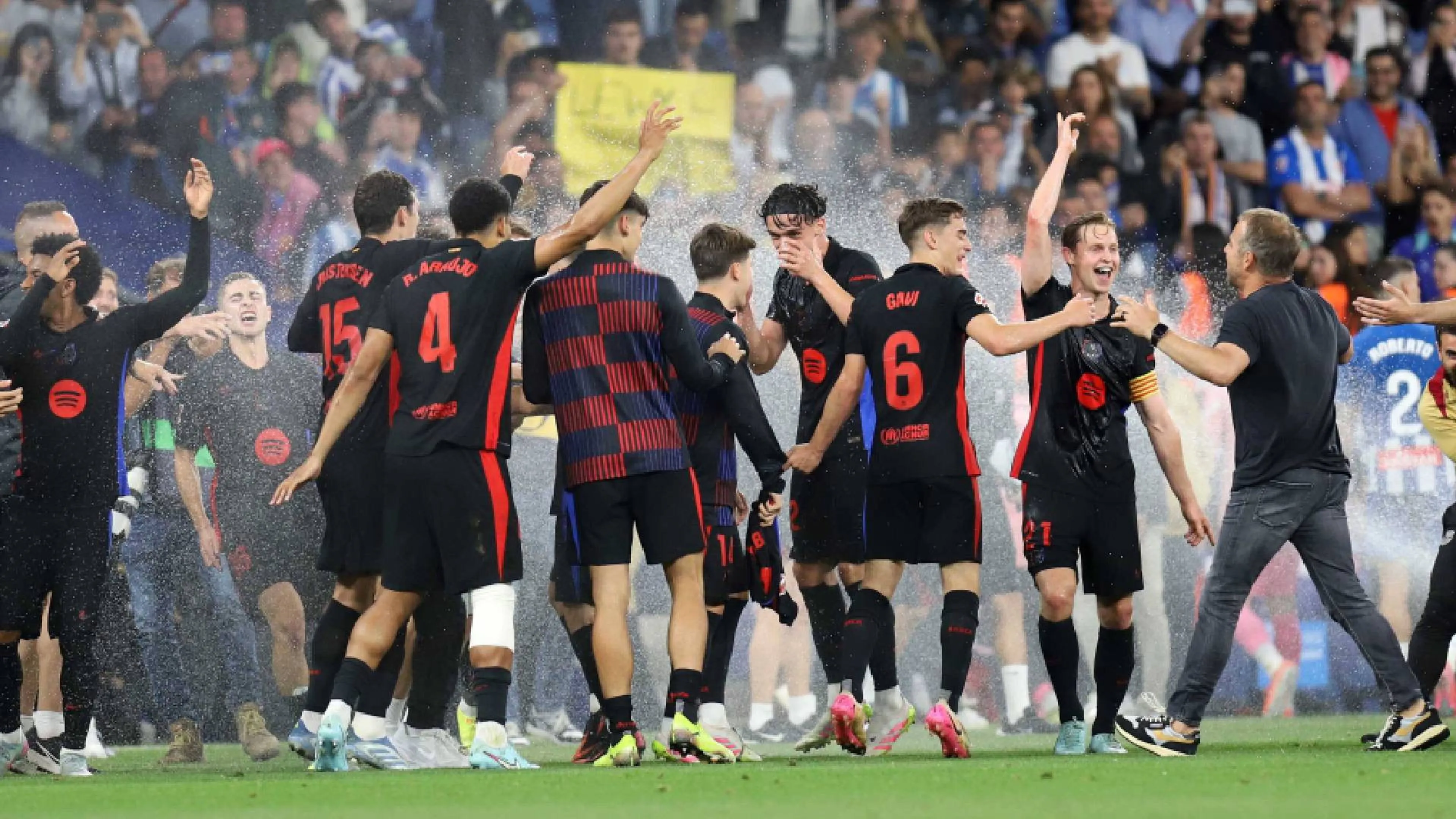 Chi la fa, l'aspetti! Idranti aperti durante i festeggiamenti: il Barcellona lo aveva fatto all'Inter, ora lo ha subito dai cugini dell'Espanyol