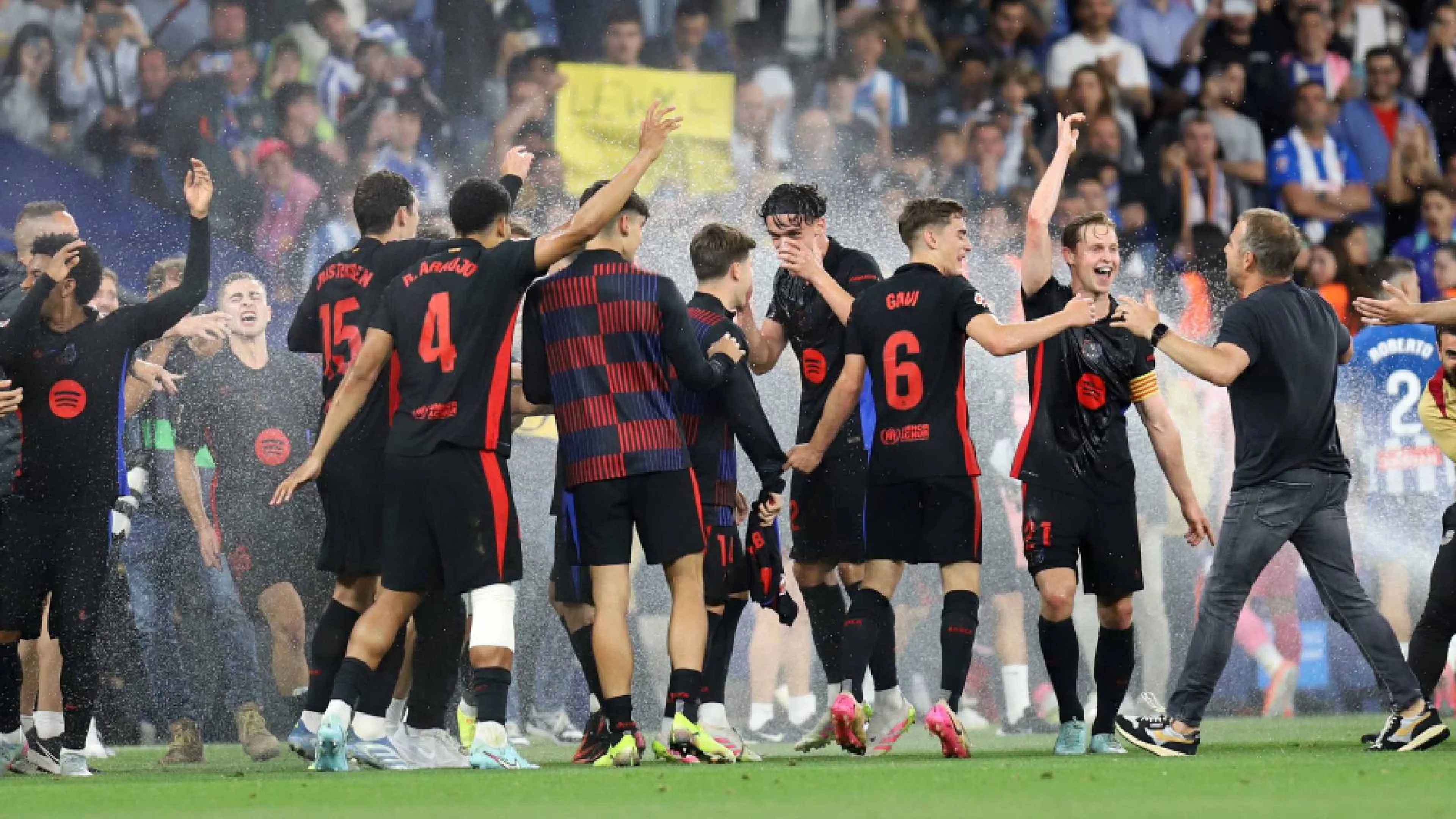 Chi la fa, l'aspetti! Idranti aperti durante i festeggiamenti: il Barcellona lo aveva fatto all'Inter, ora lo ha subito dai cugini dell'Espanyol