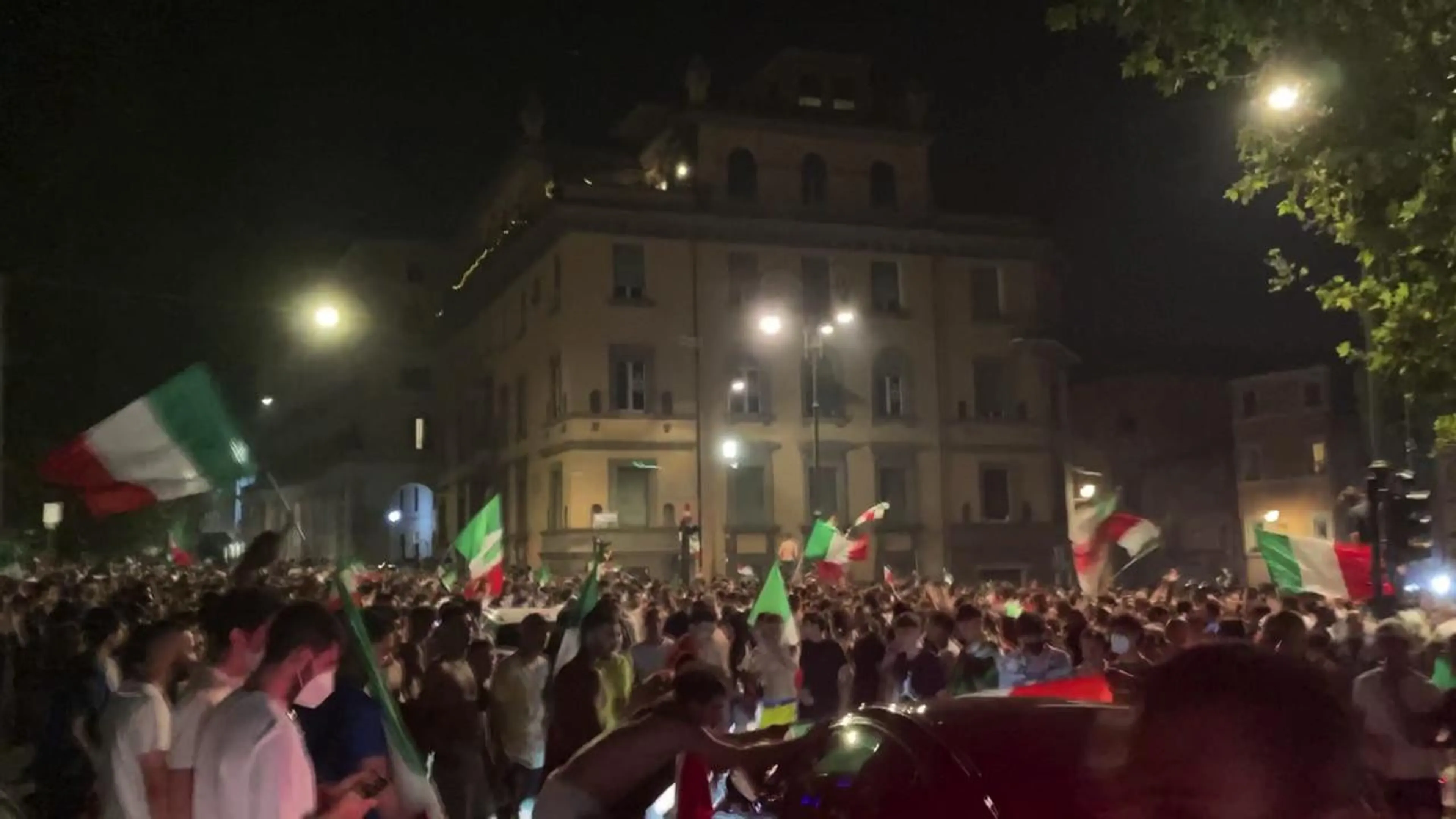 Copertina di Saltò su macchina della Polizia per festeggiare Euro 2020: 3 anni di Daspo