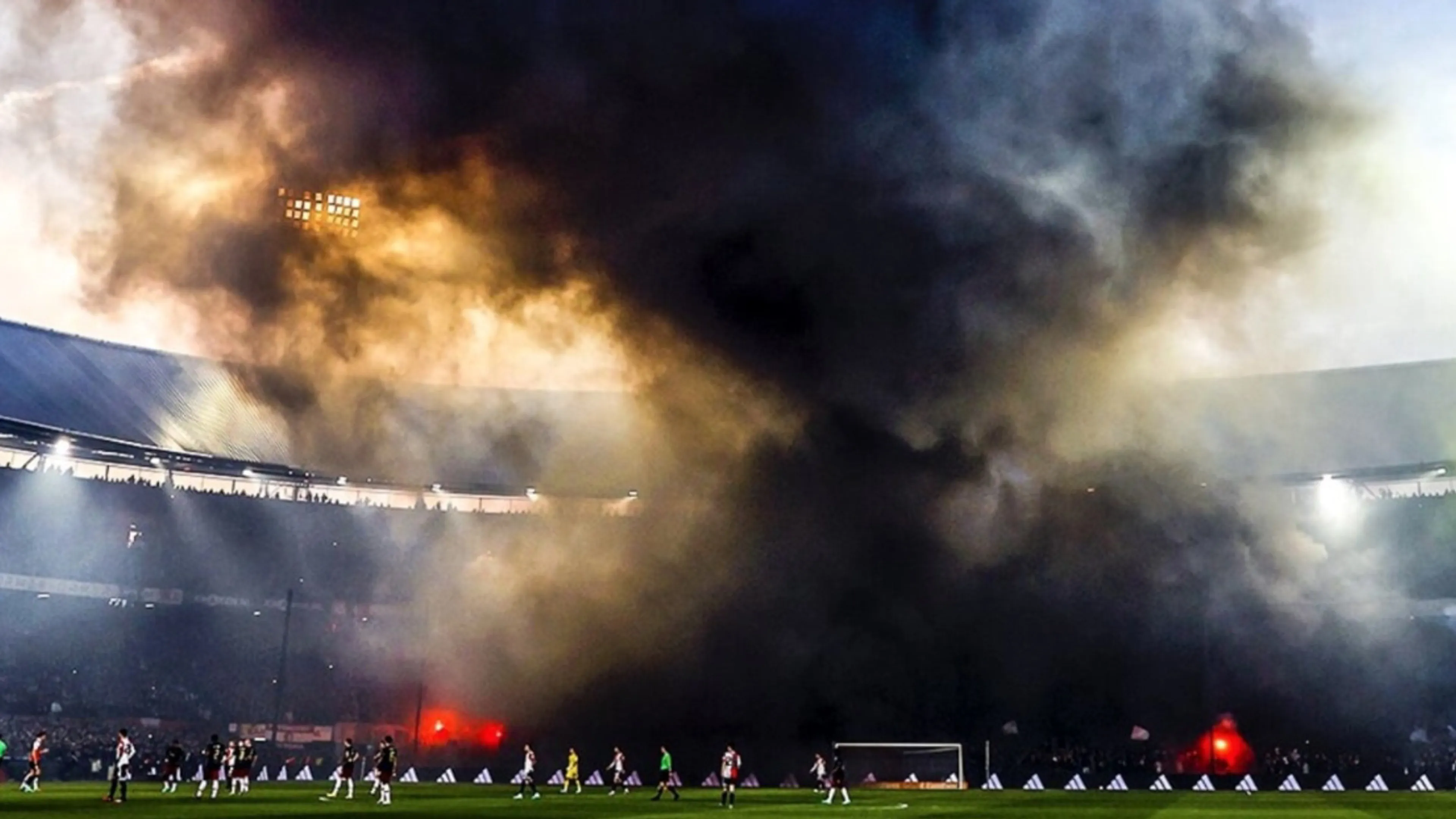 Copertina di Pazzia in Feyenoord-Ajax: nubi tossiche, sangue in campo e arresti