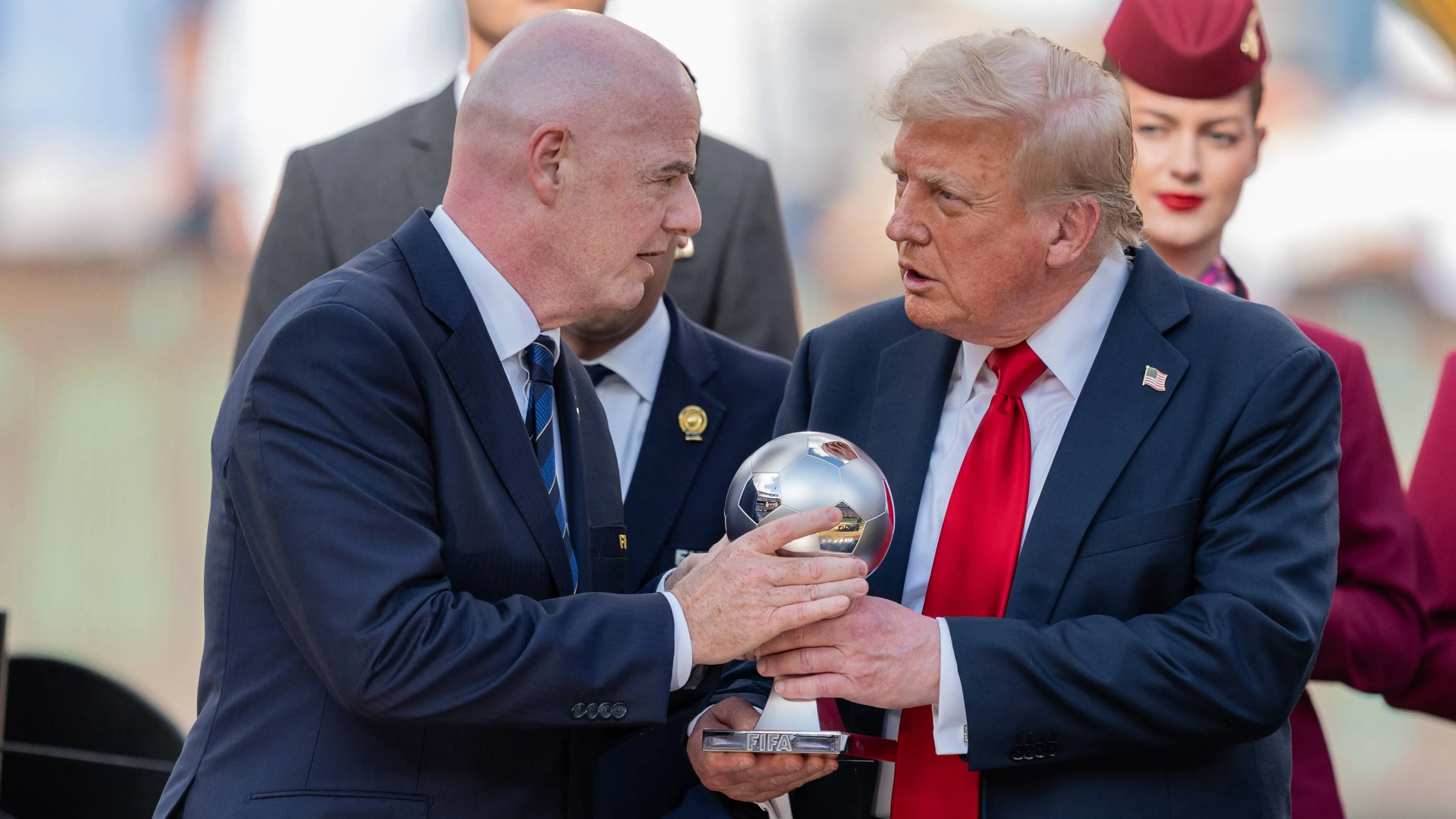 Il solito Trump: Infantino gli consegna la Coppa del Mondo, la sua risposta è già virale (VIDEO)
