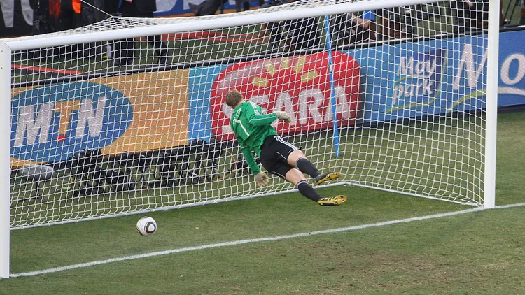 /images/f/i/f/fifa-world-cup-wm-weltmeisterschaft-fussball-2010-27-06-2010-world-cup-germany-v-england-manuel-neuer-dives-to-see-a-shot-from-frank-lampard-rebound-off-the-crossbar-and-behind-the-goal-line-but-no-goal-was-given-photo-mark-leech-bloemfontein-free-state-south-africa-fifa-world-cup-2010-27062010-weltmeisterschaft-deutschland-gegen-england-manuel-neuer-taucht-ab-um-einen-schuss-von-frank-lampard-von-der-latte-hinter-die-torlinie-abprallen-zu-lassen-doch-das-tor-wurde-nicht-gegeben-foto-mark-leech-bloemfontein-free-state-south-africa-copyright-xmarkxleechxoffside-aljpg_1758704474511.jpg