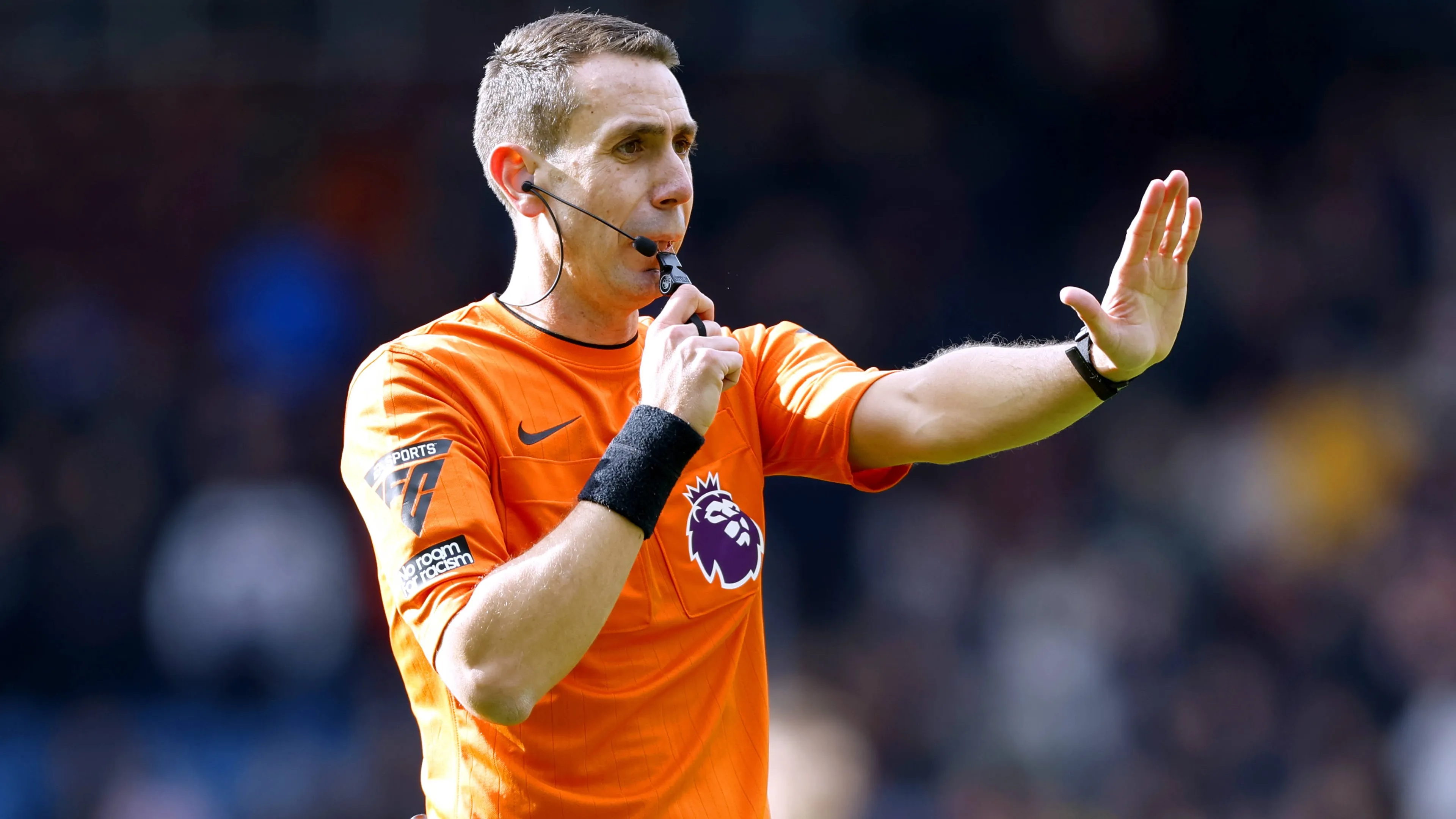 Ex arbitro di Premier League ancora nella bufera: accuse gravissime ed infamanti