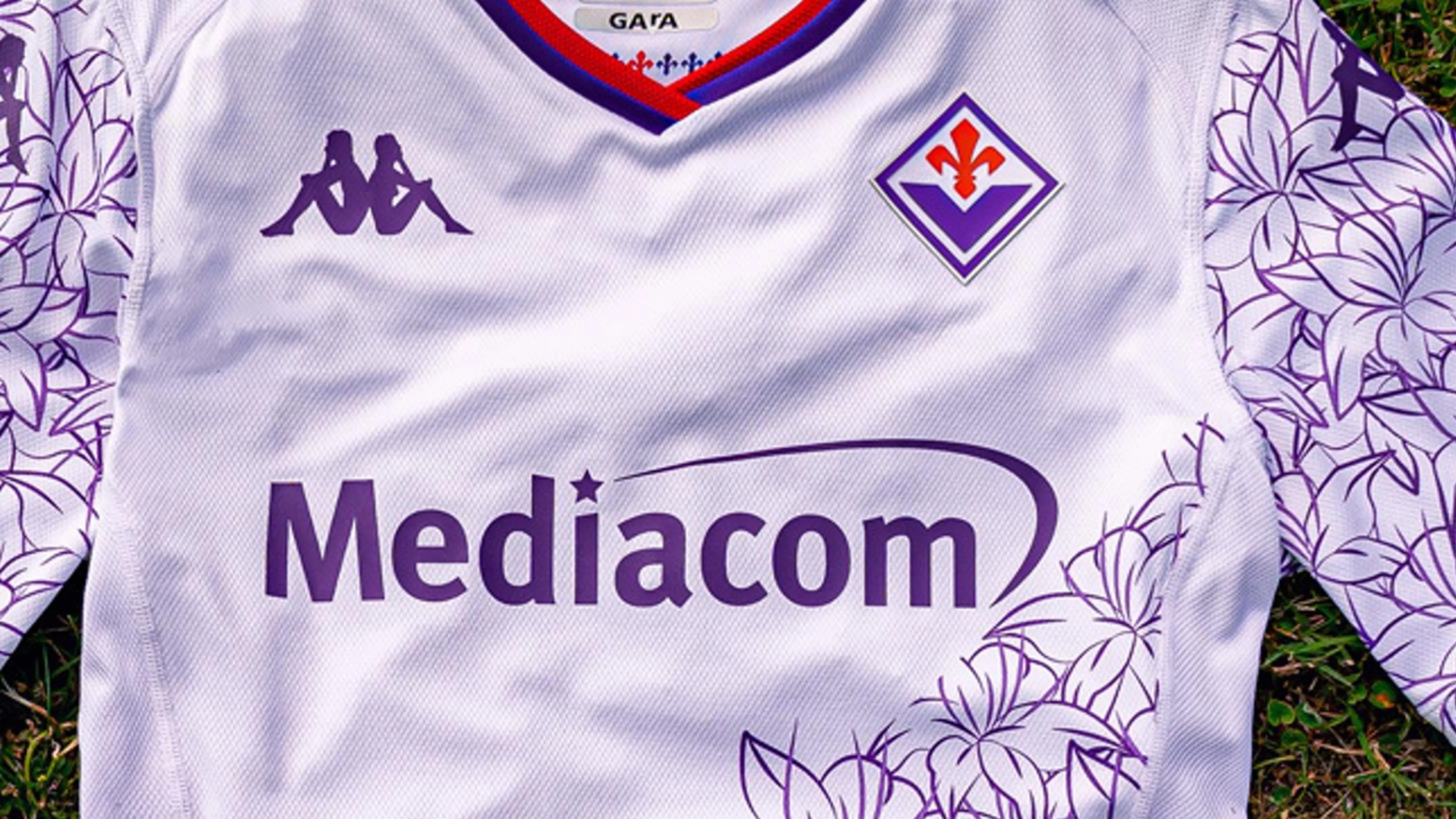 La seconda maglia della Fiorentina eletta miglior kit: battute United e Real su Footy Headlines