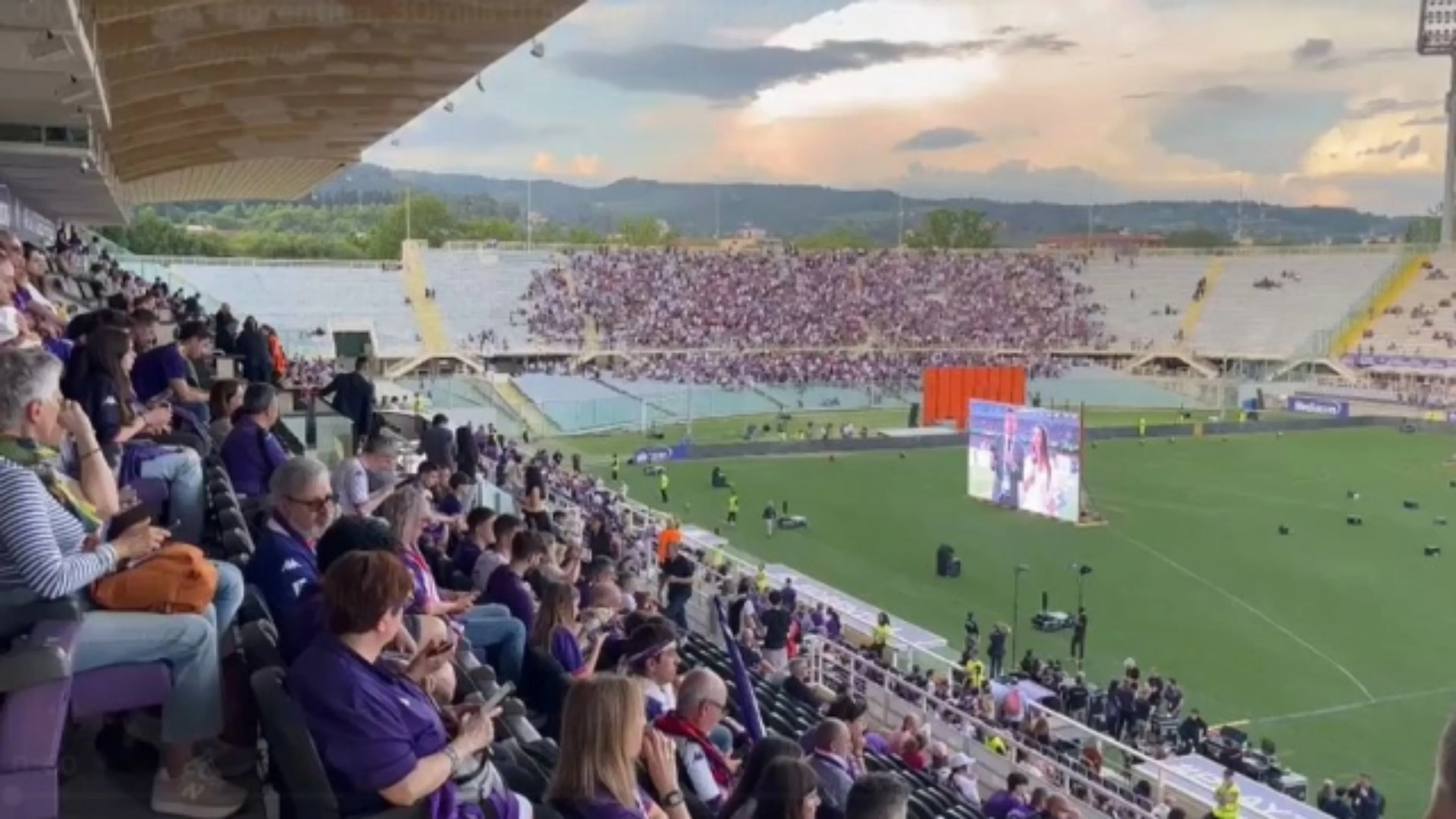 Dopo la finale i tifosi della Fiorentina si portano via le sedute della Fiesole: il motivo