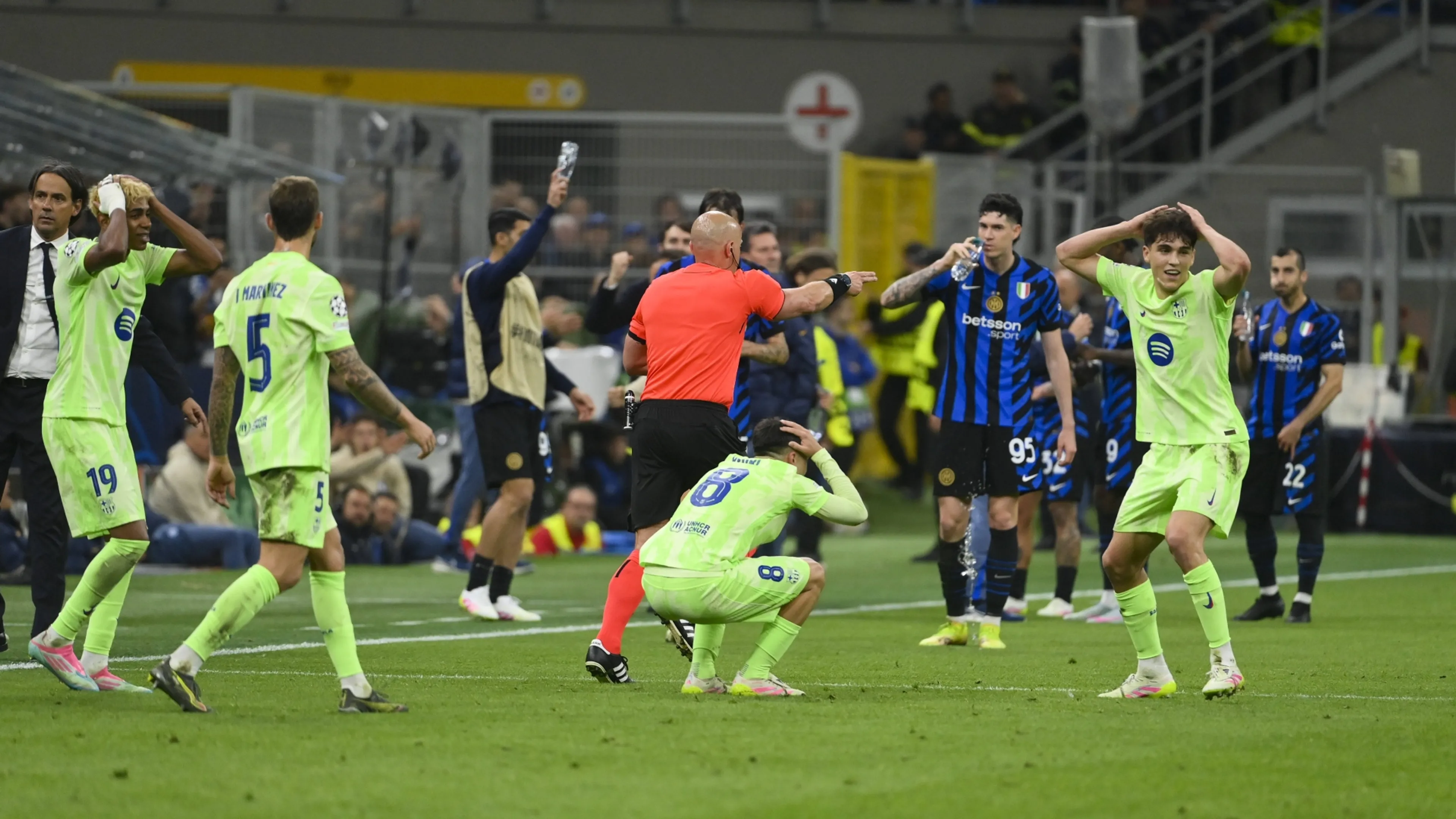 Flick, Garcia, Pedri e Martinez furiosi dopo Inter Barcellona: "L'Uefa indaghi"