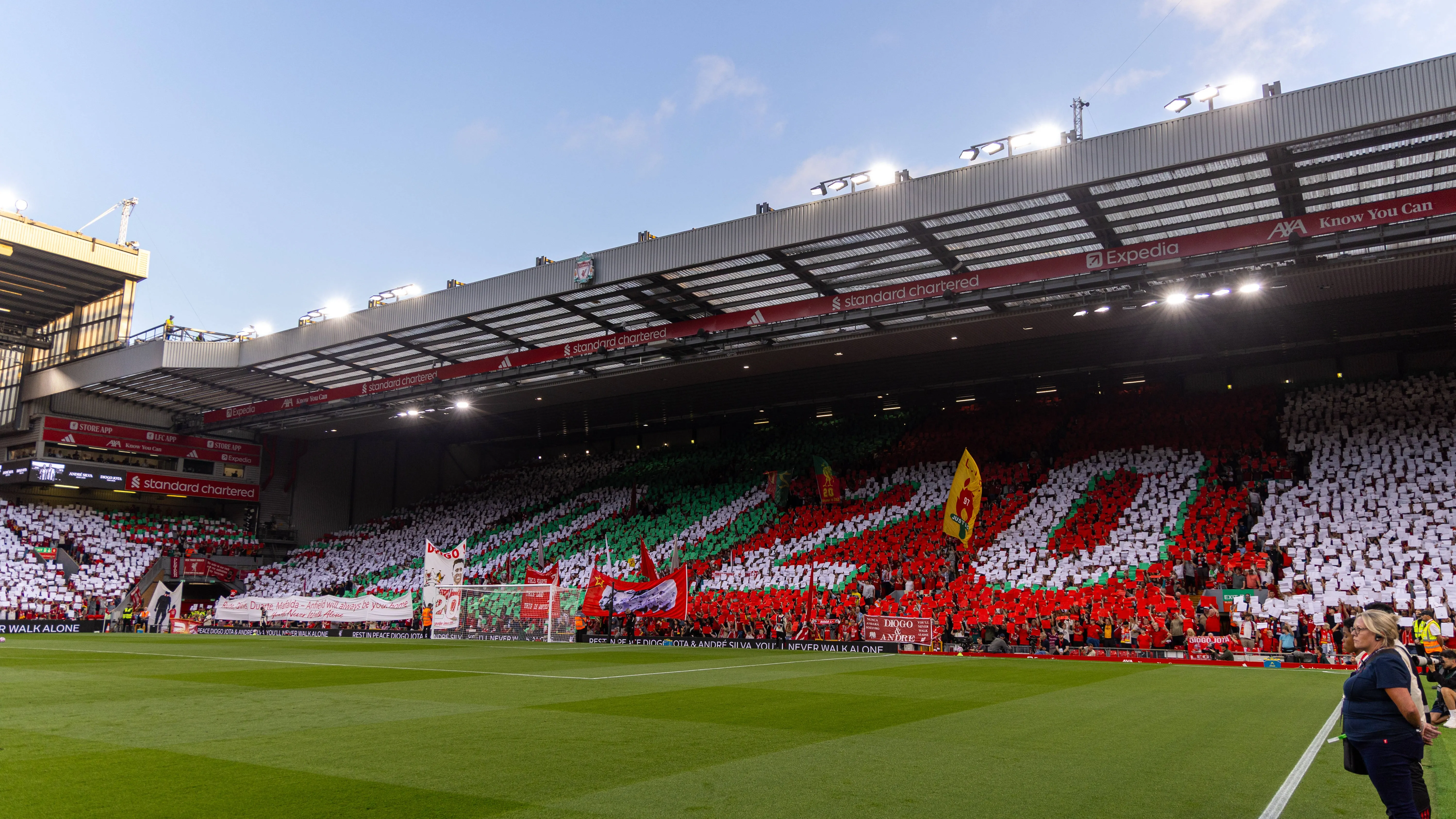 La coreografia dei tifosi del Liverpool in ricordo di Diogo Jota