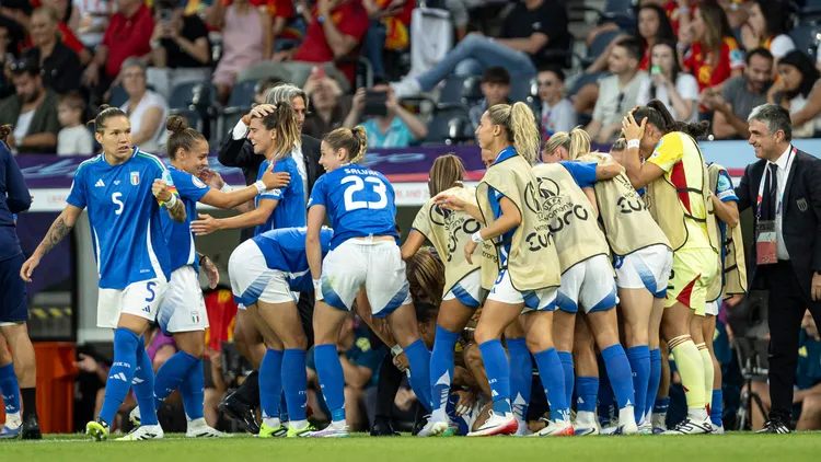 /images/f/o/o/football-feminin-espagne-vs-italy-uefa-euro-em-europameisterschaftfussball-2025-11-07-2025-joie-des-joueuses-de-l-equipe-de-italy-apres-le-but-de-elisabetta-oliviero-2-lors-du-match-du-championnat-d-europe-de-football-f-minin-euro-2025-entre-espagne-et-italy-stadion-wankdorf-bern-suisse-11-07-2025-copyright-xelyxandroxcegarraxjpg_1752268184003.jpg