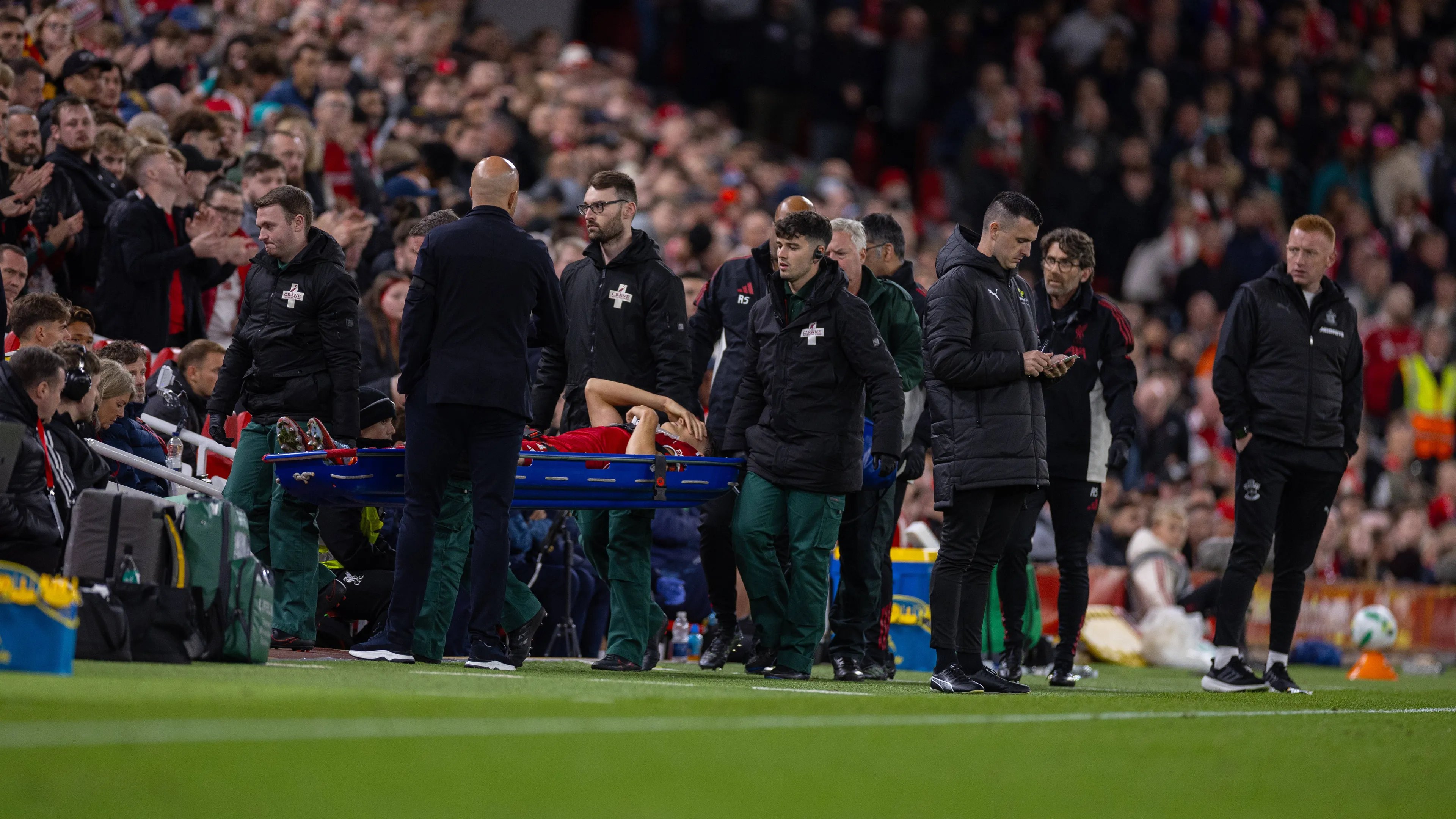 Liverpool, paura per Leoni: esce dal campo in barella all'esordio