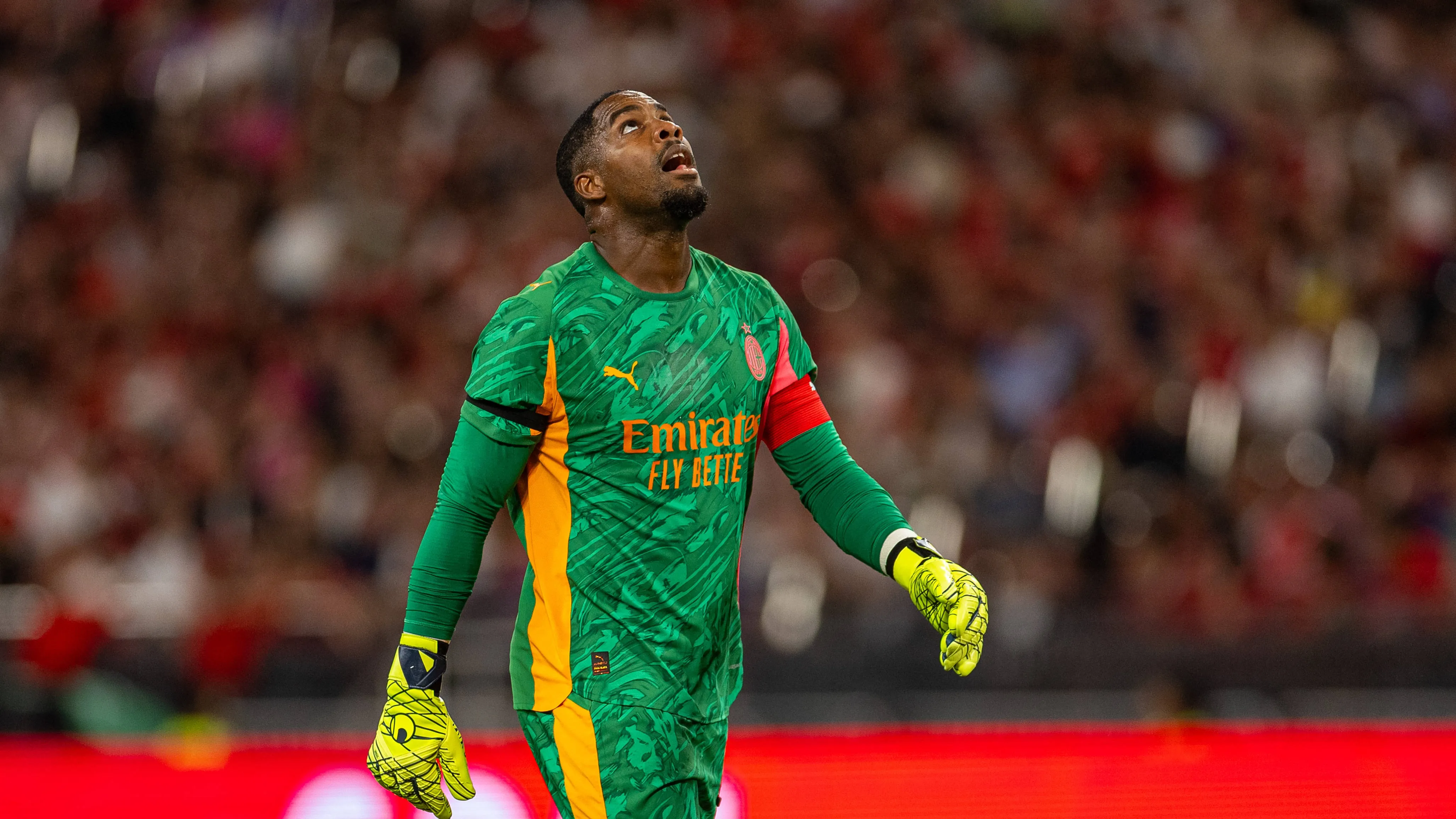 Mike Maignan con la maglia del Milan