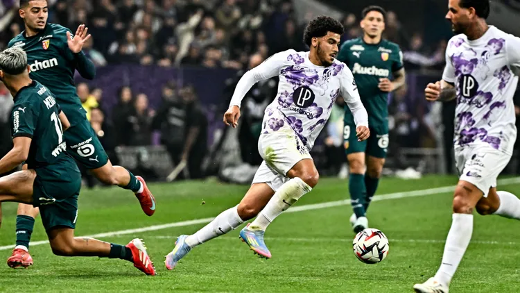 /images/f/o/o/football-toulouse-vs-lens-33eme-journee-de-ligue-1-mcdonald-s-toulouse-10-05-2025-zakaria-aboukhlal-tfc-vs-anass-zaroury-rcl-toulouse-copyright-xthierryxbretonxjpg_1753540269469.jpg