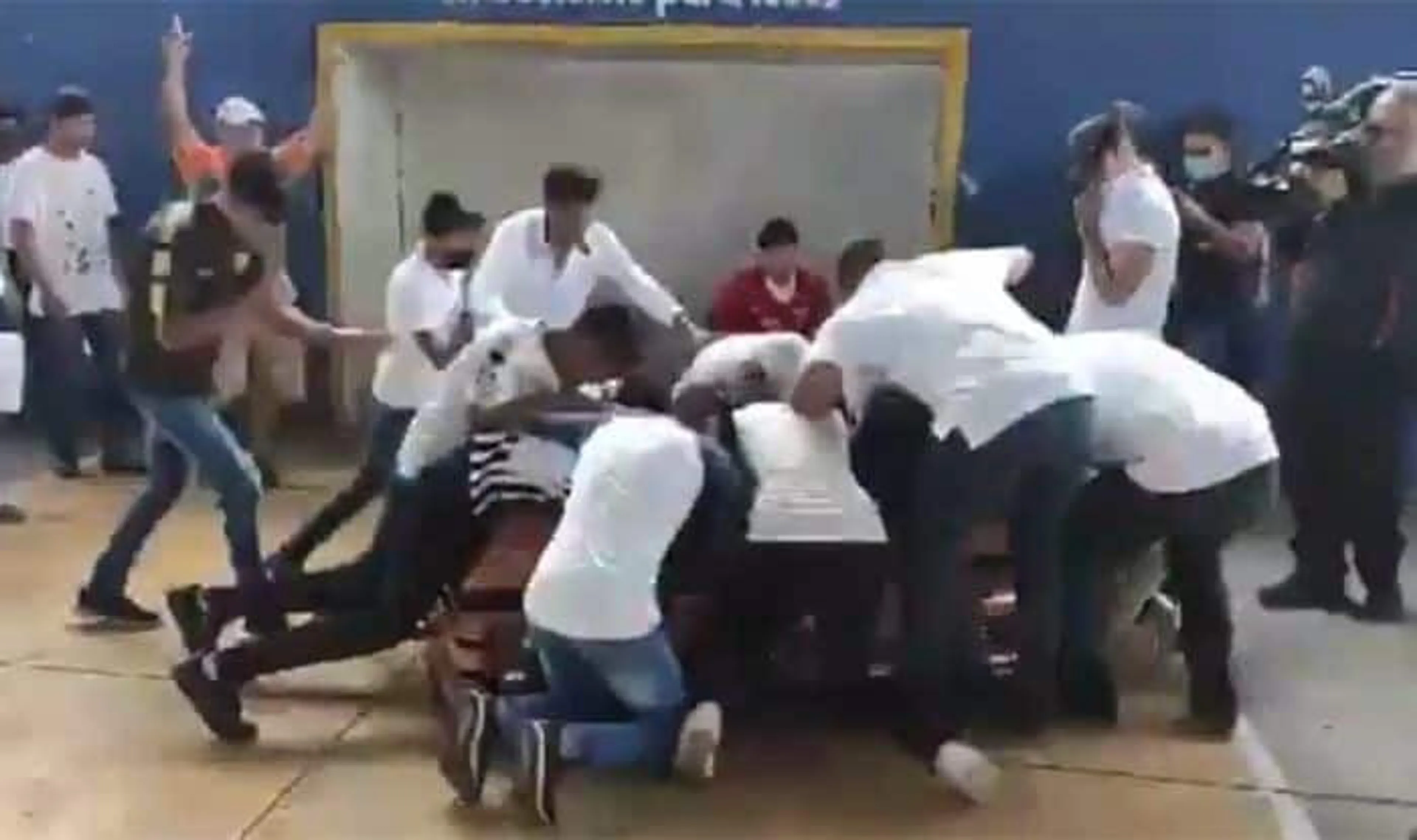 Copertina di Messico, sedicenne ucciso: amici lo aiutano a segnare ultimo gol (VIDEO)