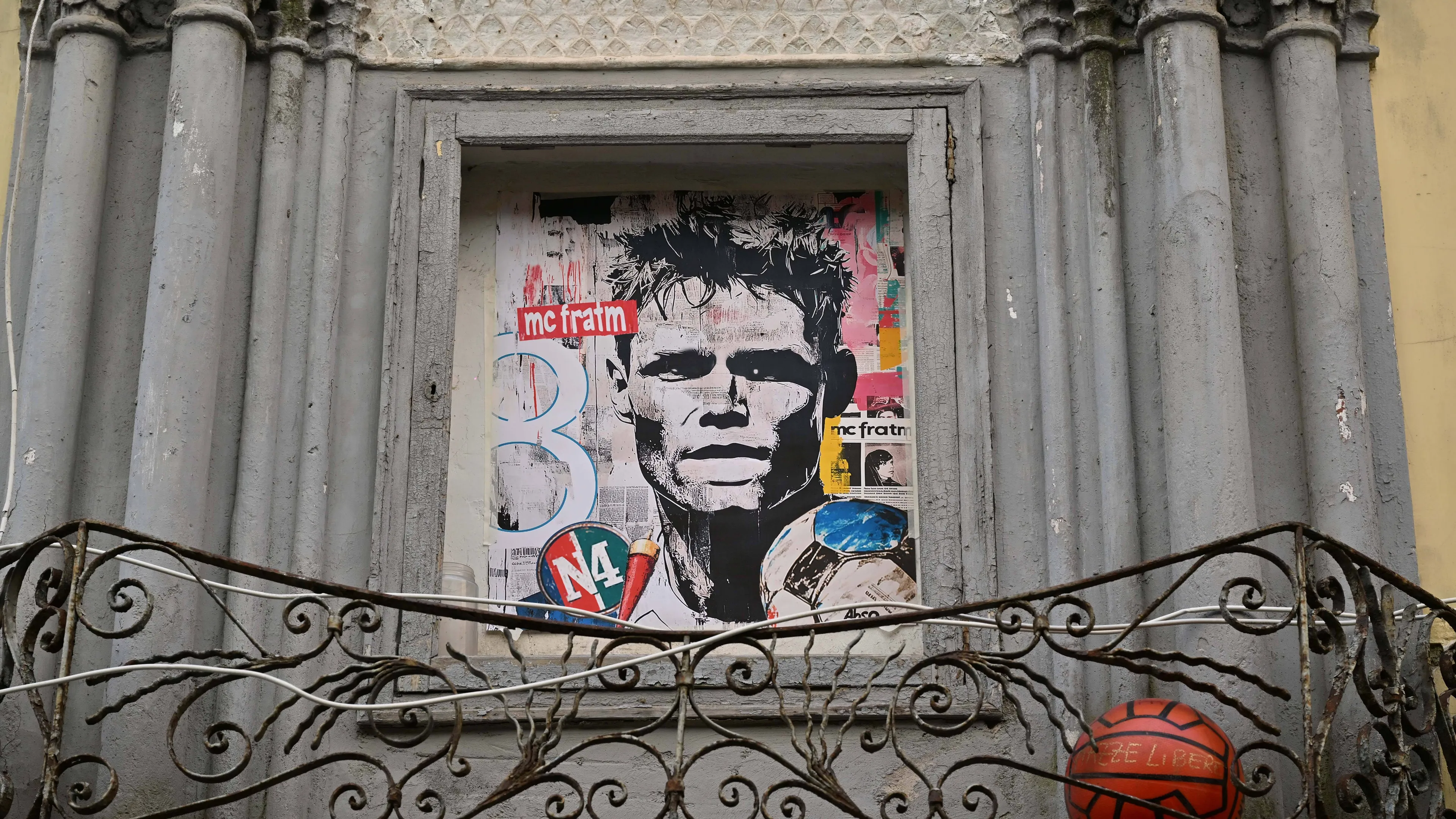 Copertina di Foto IPP Felice De Martino Napoli 06 05 2025 Al Centro Storico in via San Nicola a Nilo compare l effigie del calciatore Scott Mc Tominay in un edicola votiva e un adesivo con la scritta McFratm il soprannome che gli hanno dato i tifosi Italy Photo Press World Copyright Napoli italy Italia ITALY Copyright xR4924 italyphotopressx