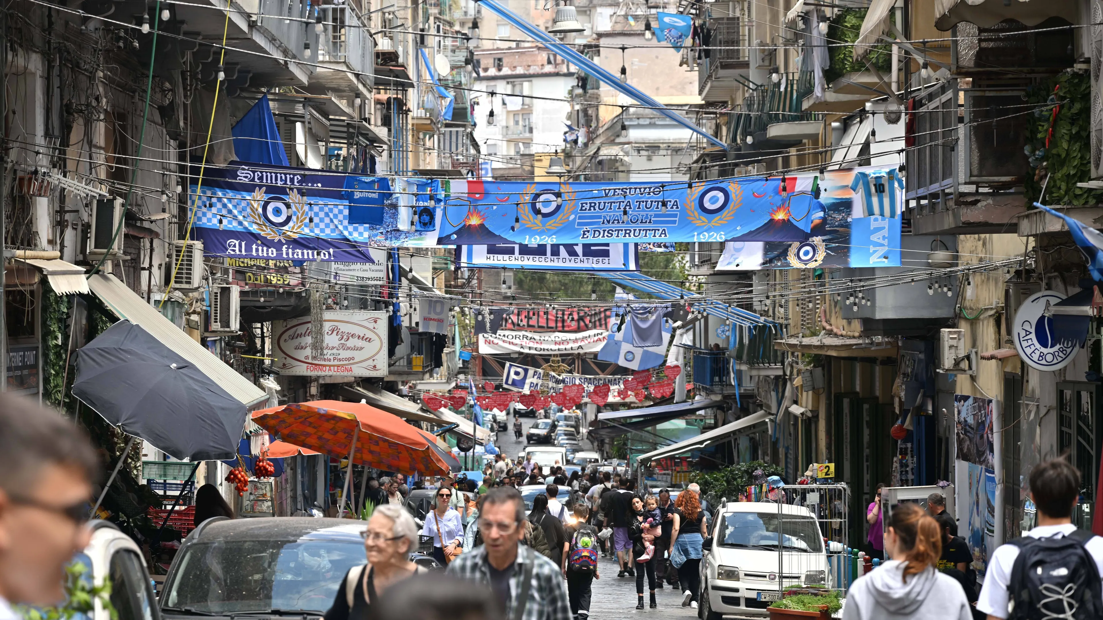 Preparati al centro storico per eventuale vittoria scudetto del calcio Napoli Nella foto Ingresso quartiere Forcella Italy Photo Press World Copyright Napoli italy Italia ITALY Copyright xR4924 italyphotopressx