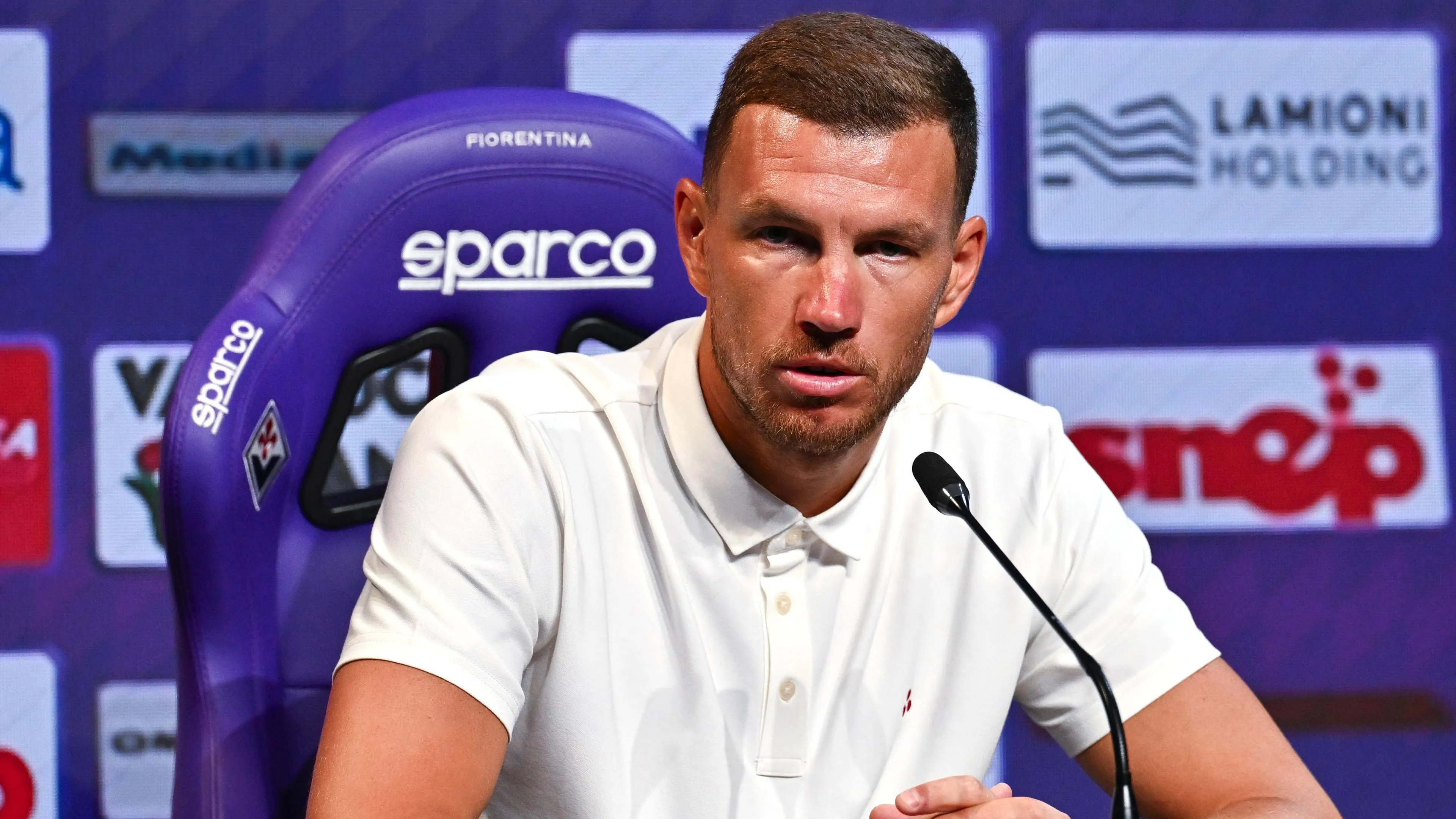 Dzeko si presenta alla Fiorentina e torna sul polemico addio all'Inter: "La penso ancora così"