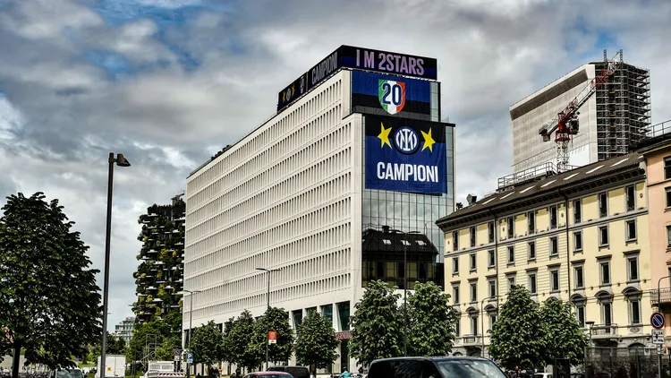 /images/f/o/t/foto-ipp-mario-romano-milano-23-04-2024-sede-1908-inter-hq-dell-fc-inter-internazionale-milano-nella-foto-gli-striscioni-per-la-conquista-dello-scudetto-del-campionato-di-calcio-2023-2024-e-della-seconda-stella-italy-photo-press-world-copyright-italy-italy-copyright-xr4924italyphotopressxjpg_1750441249136.jpg