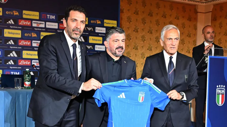 /images/f/o/t/foto-ipp-roberto-ramaccia-roma-19-6-2025-presentazione-del-nuovo-allenatore-della-nazionale-di-calcio-dell-italia-nella-foto-gianluigi-buffon-capo-delegazione-della-nazionale-gennaro-gattuso-nuovo-ct-della-nazionale-italiana-gabriele-gravina-presidente-federale-italy-photo-press-world-copyright-roma-italy-italia-italy-copyright-xr4924italyphotopressxjpg_1754423192708.jpg