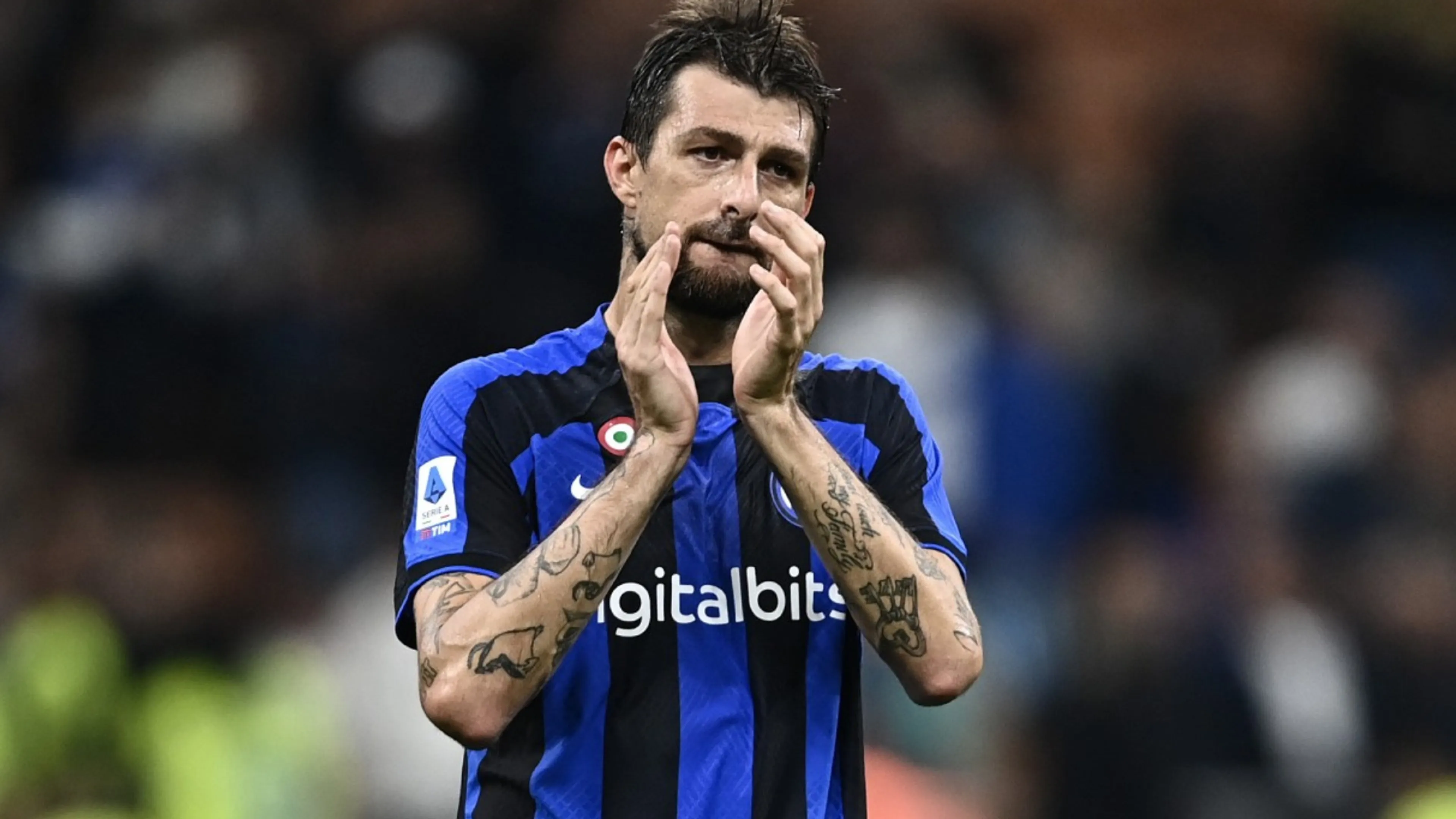 Copertina di Inter, Acerbi esempio di umiltà: il racconto della malattia, il mea culpa e l’avvertimento alla squadra (VIDEO)