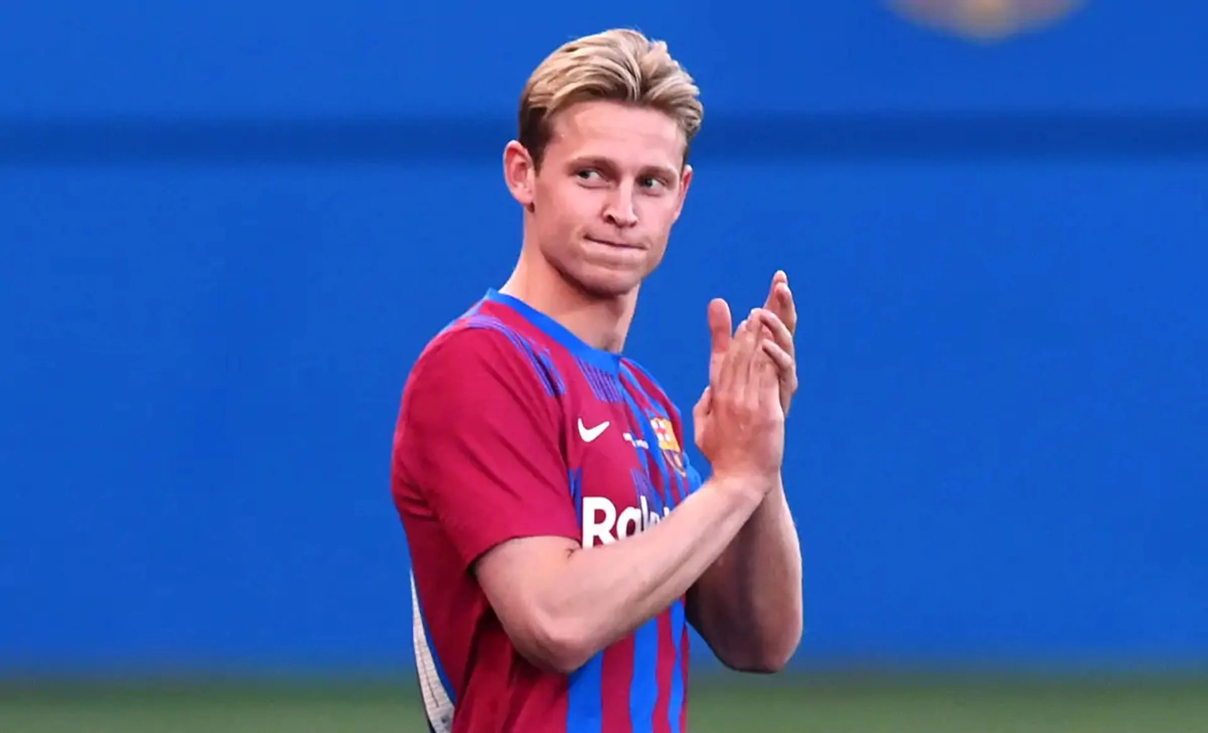 Copertina di Accordo tra Manchester United e Barcellona per De Jong, ma l’olandese tentenna