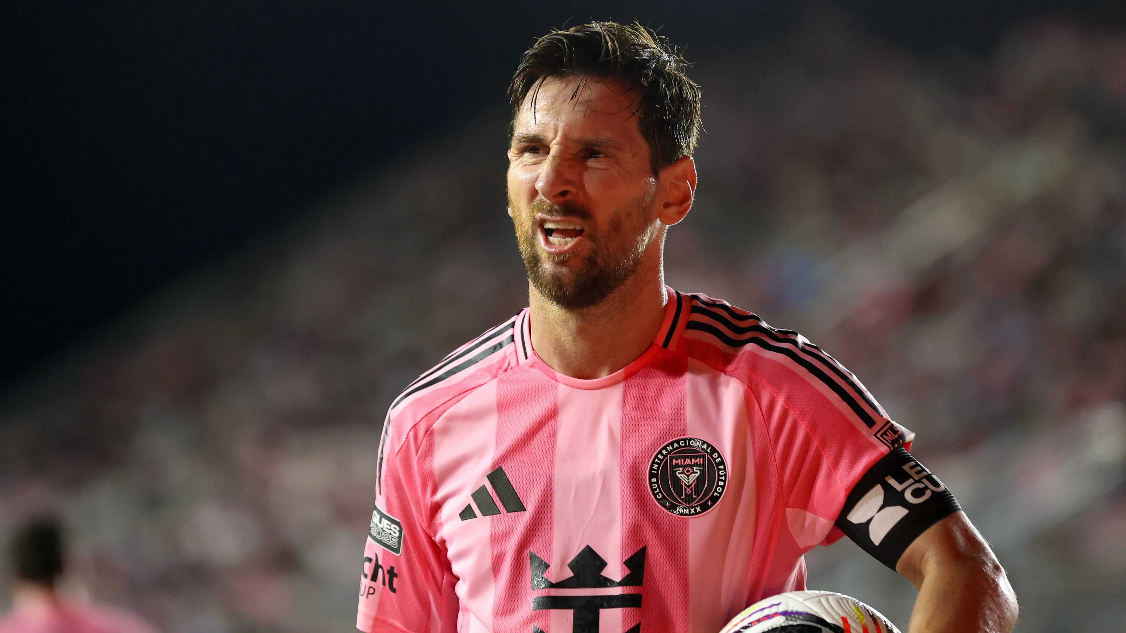 Mani sul volto e tanto dolore: Messi si infortuna! (VIDEO)