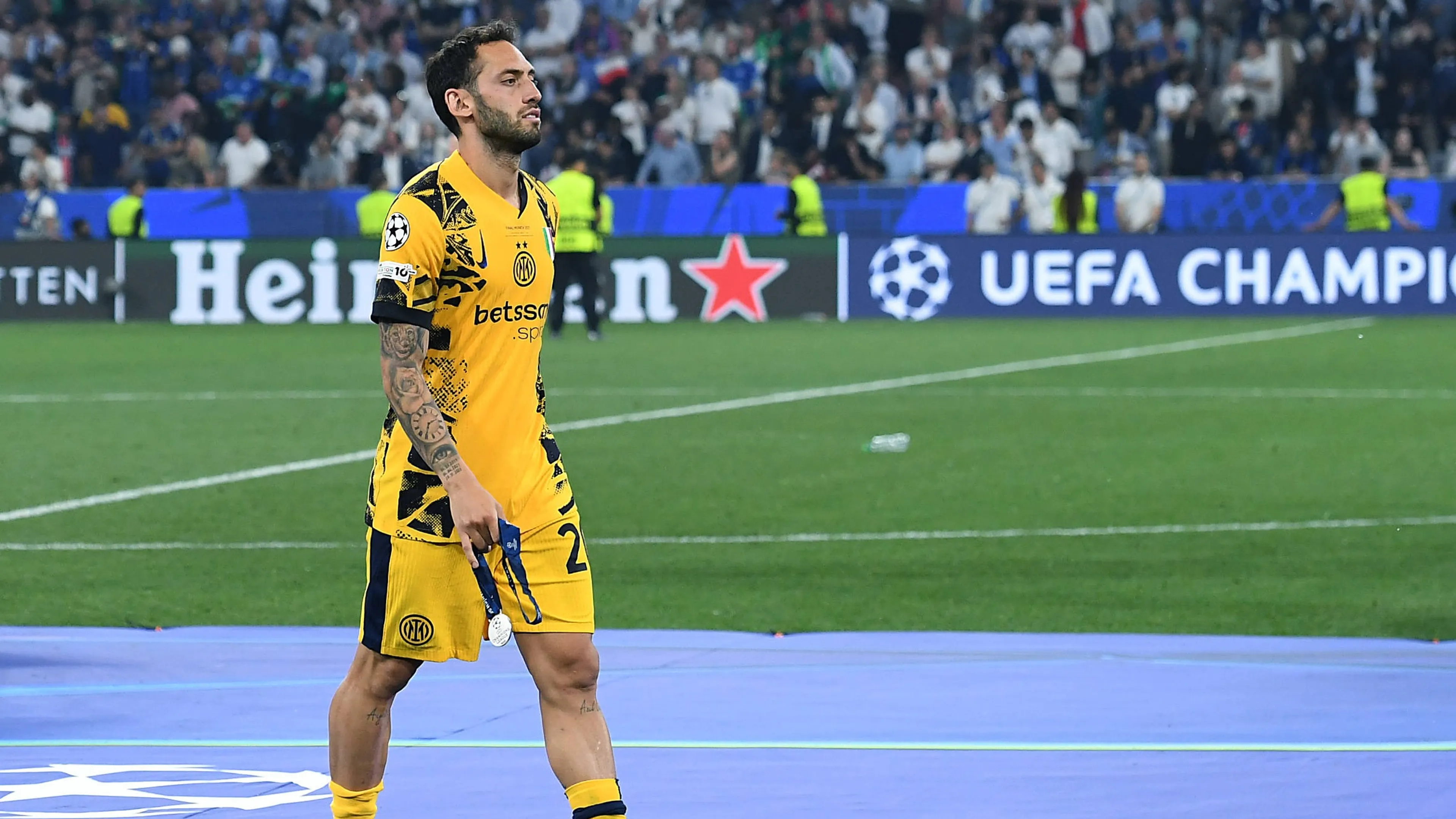 Copertina di Fu ball Champions League Finale Paris Saint Germain Inter Mailand am 31 05 2025 in der Fu ball Arena M nchen in M nchen Hakan Calhanoglu Mailand entt uscht nach dem Spielende Soccer Champions League Final Paris Saint Germain Inter Milan on 31 05 2025 at the Fu ball Arena M nchen in Munich Hakan Calhanoglu Milan disappointed after the end of the match xRx