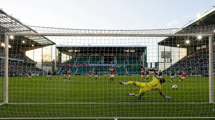 /images/f/u/b/fuball-testspiel-fc-hibernian-edinburgh-schottland-rot-weiss-essen-deutschland-am-09072025-im-easter-road-stadium-in-edinburgh-schottland-torben-msel-rot-weiss-essen-verschiesst-elfmeter-soccer-test-match-fc-hibernian-edinburgh-scotland-rot-weiss-essen-germany-on-09-07-2025-at-easter-road-stadium-in-edinburgh-scotland-torben-msel-rot-weiss-essen-misses-penalty-kickjpg_1752758576608.jpg