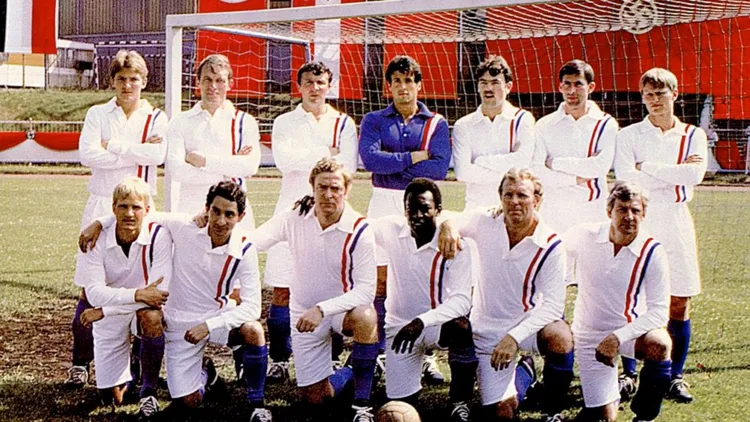 /images/f/u/g/fuga-per-la-vittoria-stallone-pele.jpg