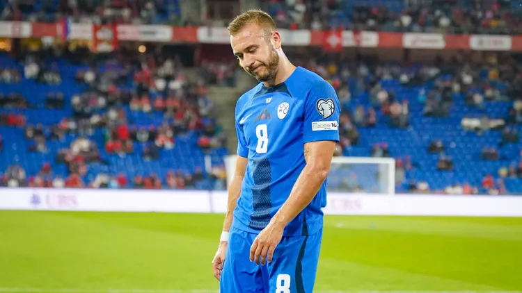/images/f/u/s/fussball-fifa-wm-qualifikation-europa-2025-26-gruppe-b-schweiz-vs-slowenien-st-jakob-park-basel-sandi-lovri-sandi-lovric-slowenien-8-muss-verletzt-vom-platz-spielfeld-basel-kanton-basel-stadt-schweiz-soccer-fifa-world-cup-qualification-europe-2025-26-group-b-switzerland-vs-slovenia-st-jakob-park-basel-sandi-lovri-sandi-lovric-slovenia-8-has-to-leave-the-pitch-injured-pitch-basel-canton-basel-city-switzerland-copyright-xjoeranxsteinsiekxjpg_1757361034794.jpg