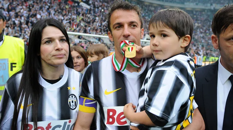 /images/f/u/s/fussball-international-serie-a-saison-2011-2012-juventus-turin-atalanta-bergamo-13052012-juve-ist-italienischer-meister-alessandro-del-piero-juventus-turin-mit-frau-sonia-tochter-dorotea-und-sohn-tobias-jpg_1753004977750.jpg