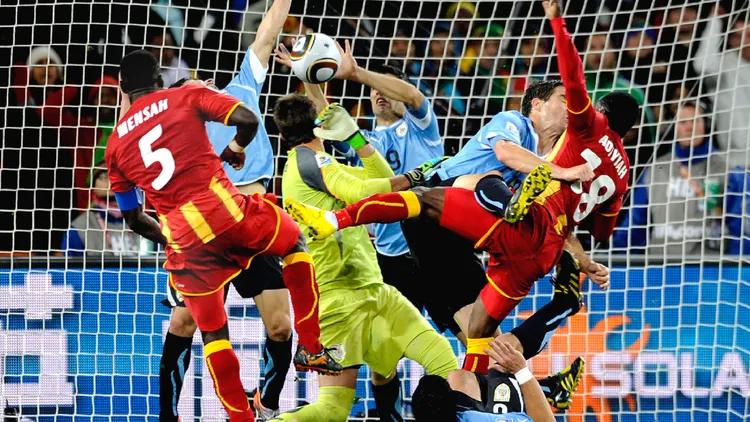 /images/f/u/s/fussball-weltmeisterschaft-2010-viertelfinale-uruguay-ghana-02072010-turbulente-szene-im-strafraum-von-uruguay-in-der-schlussminute-der-verlaengerung-handspiel-von-luis-suarez-uru-football-world-cup-2010-quarterfinal-uruguay-ghana-02-07-2010-turbulent-scene-in-the-uruguay-penalty-area-in-the-final-minute-of-extra-time-handball-by-luis-suarez-uru-hmjpg_1758100060746.jpg