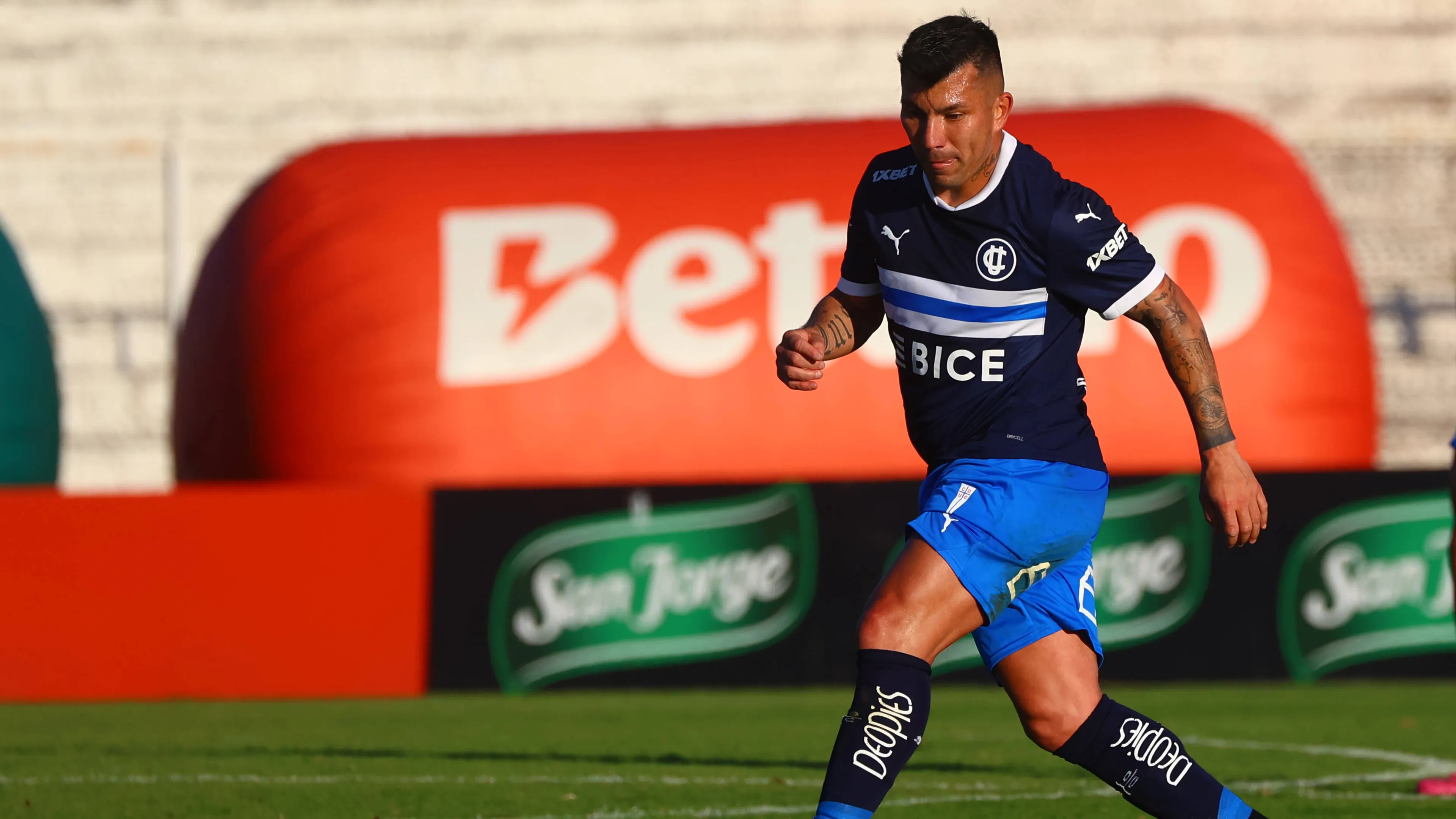Il triste retroscena di Medel: "Vivevo per ubriacarmi"