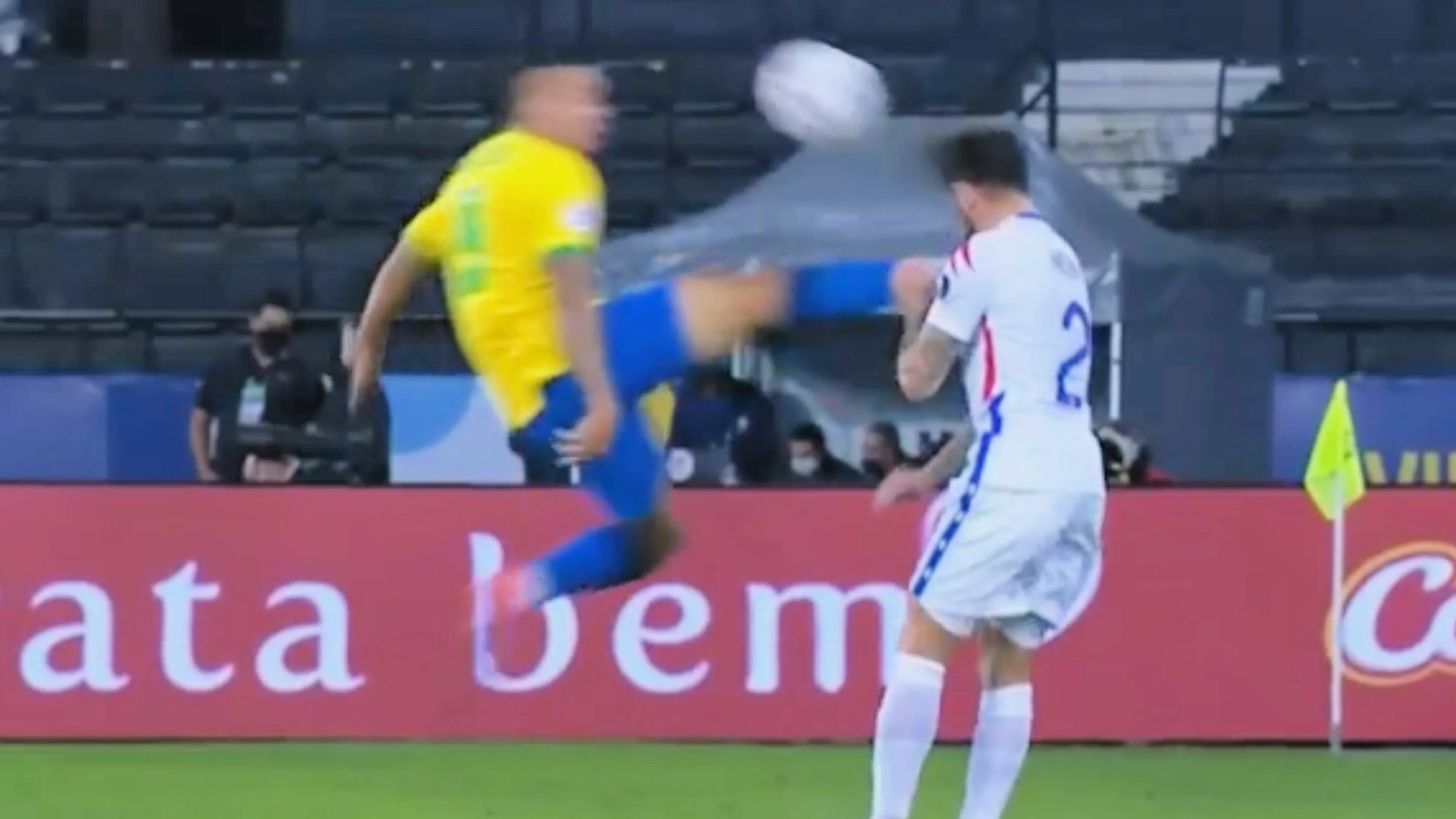 Copertina di Gabriel Jesus versione karatè, calcio volante a Mena e rosso contro il Cile (VIDEO)