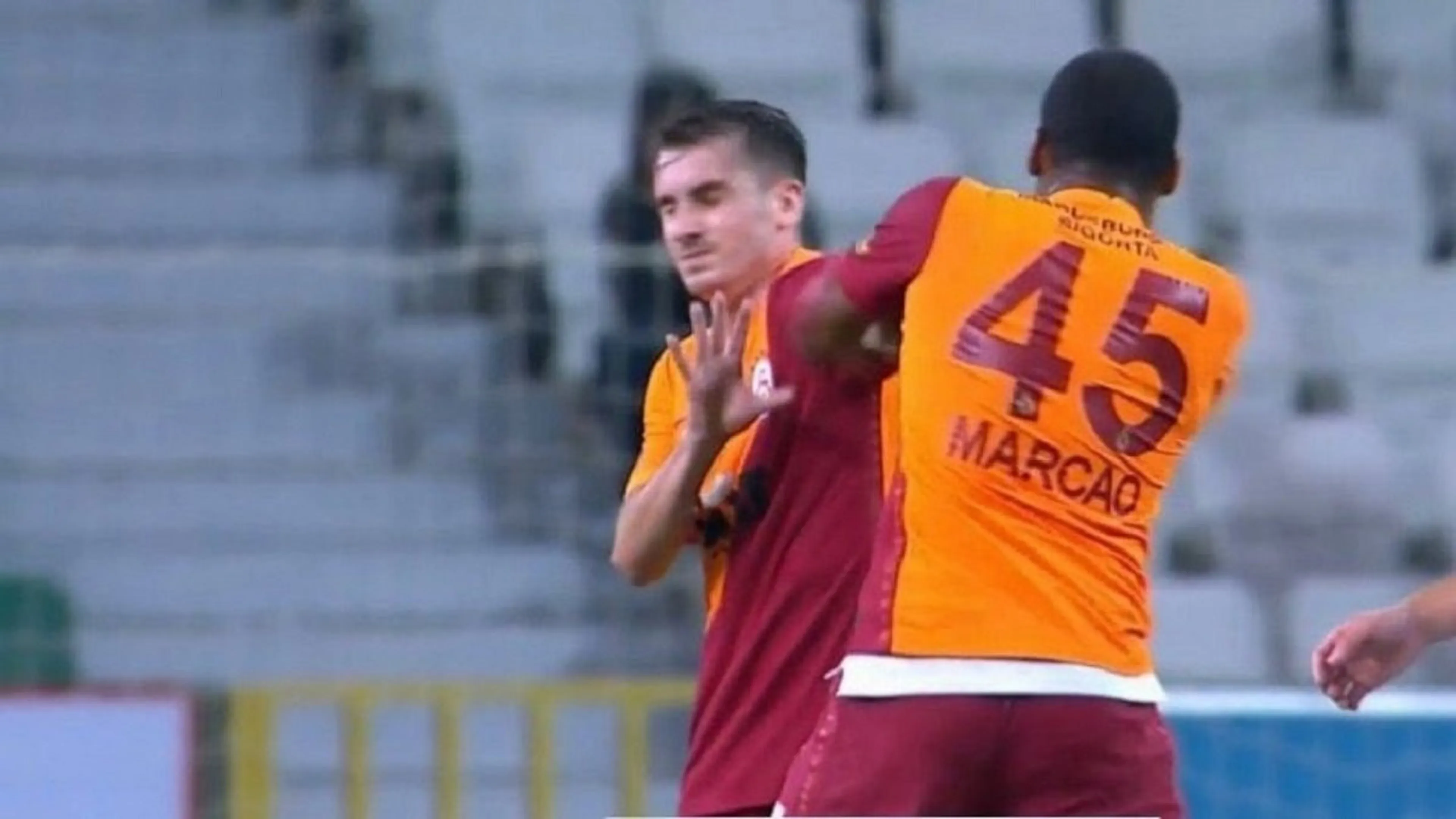 Copertina di Galatasaray, follia Marcao: prende a pugni un compagno di squadra (VIDEO)