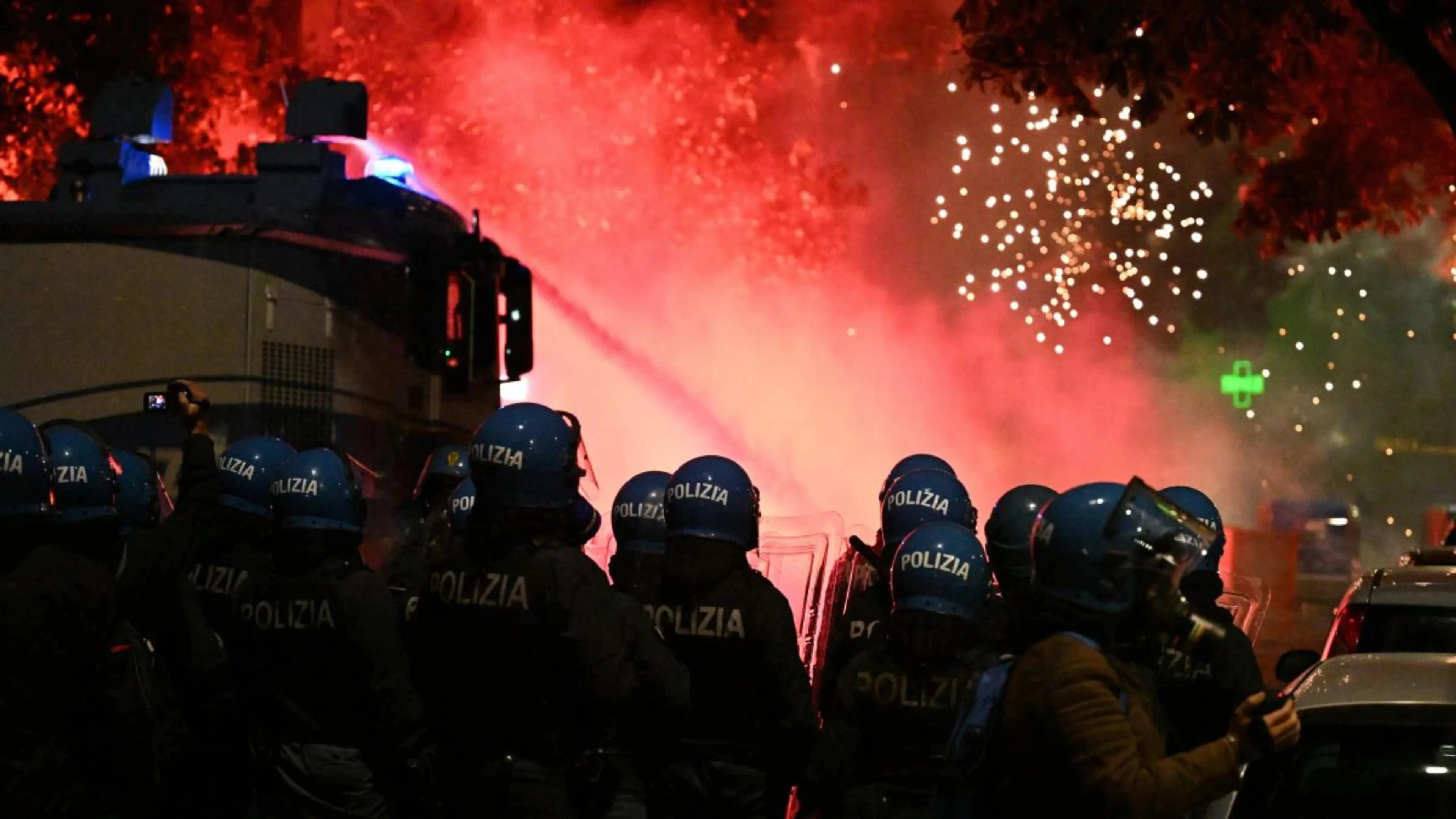 Guerriglia nella notte a Genova: arresti e feriti dopo il derby della Lanterna