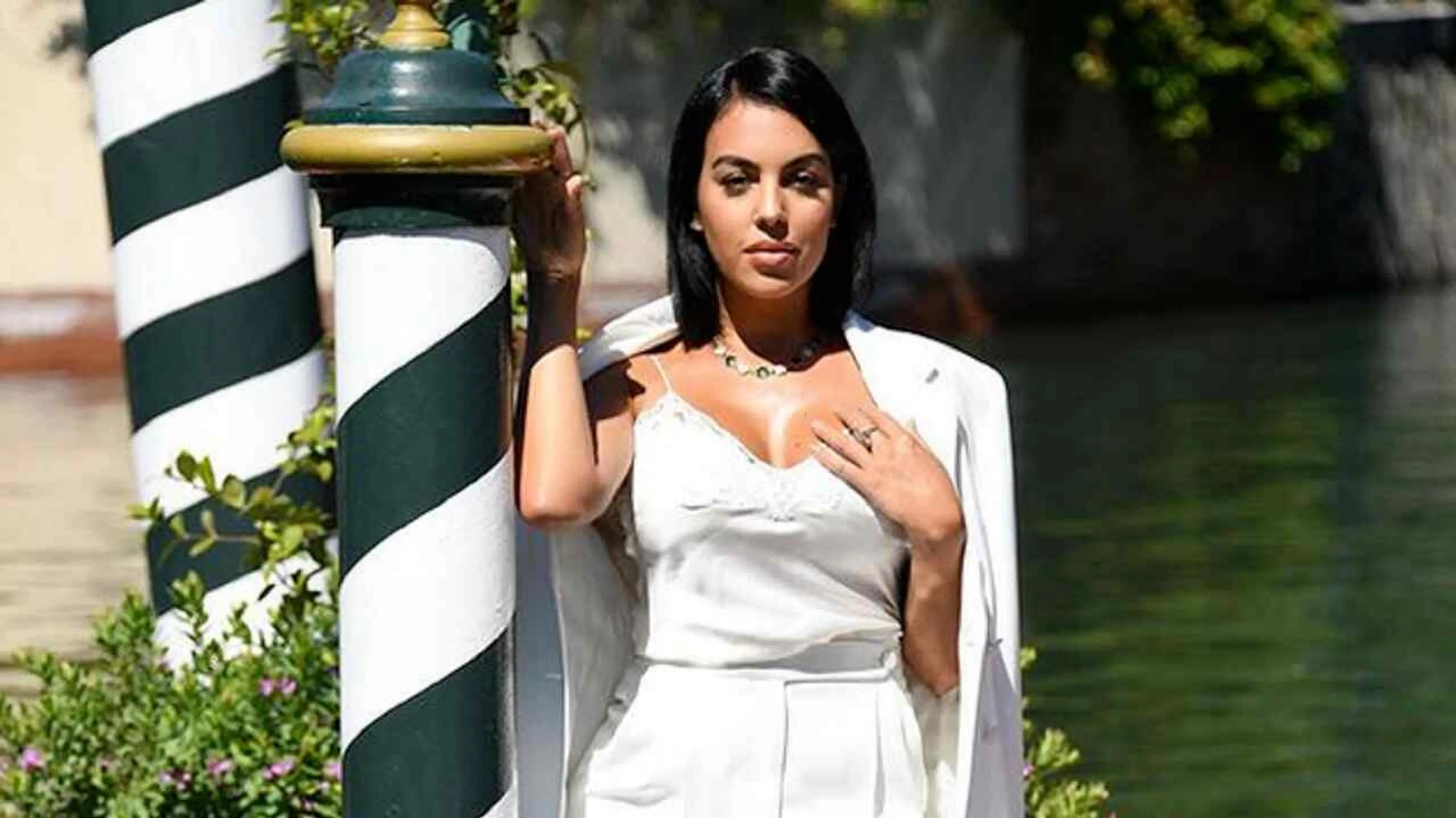 Copertina di Georgina incanta Venezia…con 90mila euro di gioielli (FOTO)