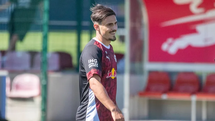 /images/g/e/r/ger-leipzig-fuball-oeffentliches-training-rb-leipzig-im-bild-vl-eljif-elmas-rb-leipzig-lachend-wirkt-froehlich-11082025-rb-leipzig-training-akademie-cottaweg-leipzig-dfl-dfb-regulations-prohibit-any-use-of-photographs-as-image-sequences-and-or-quasi-video-ger-leipzig-fuball-oeffentliches-training-rb-leipzig-im-bild-v-l-eljif-elmas-rb-leipzig-lachend-wirkt-froehlich-11-08-2025-rb-leipzig-training-akademie-cottaweg-leipzig-dfl-dfb-regulations-prohibit-any-use-of-photographs-as-image-sequences-and-or-quasi-video-copyright-hmbxmedia-paulxfritzjpg_1755699354163.jpg