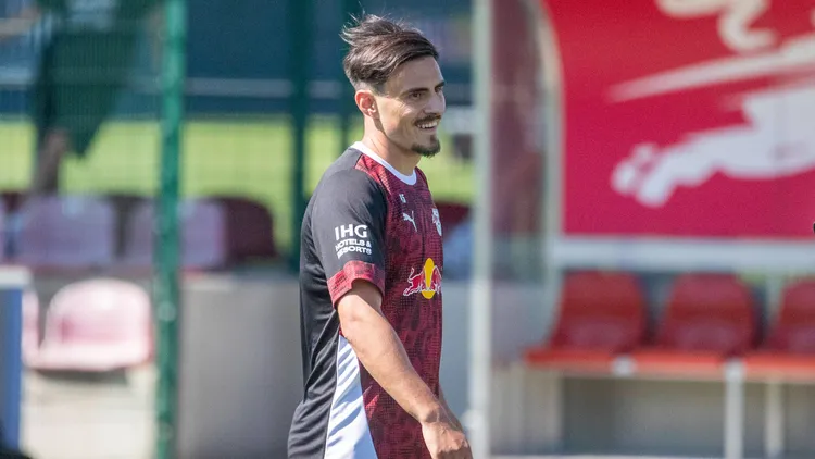 /images/g/e/r/ger-leipzig-fuball-oeffentliches-training-rb-leipzig-im-bild-vl-eljif-elmas-rb-leipzig-lachend-wirkt-froehlich-11082025-rb-leipzig-training-akademie-cottaweg-leipzig-dfl-dfb-regulations-prohibit-any-use-of-photographs-as-image-sequences-and-or-quasi-video-ger-leipzig-fuball-oeffentliches-training-rb-leipzig-im-bild-v-l-eljif-elmas-rb-leipzig-lachend-wirkt-froehlich-11-08-2025-rb-leipzig-training-akademie-cottaweg-leipzig-dfl-dfb-regulations-prohibit-any-use-of-photographs-as-image-sequences-and-or-quasi-video-copyright-hmbxmedia-paulxfritzjpg_1756195368376.jpg