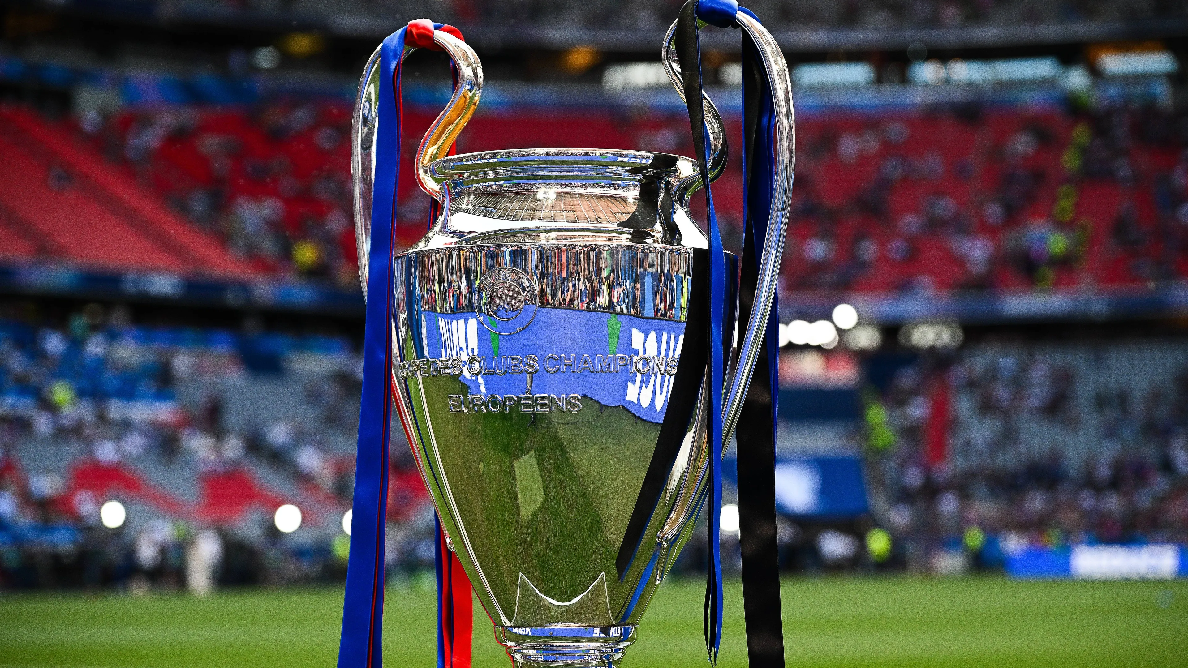 Copertina di Fussball Herren Champions League Saison 2024 2025 Paris Saint Germain Inter Mailand Finale UEFA Champions League Final 2025 Allianz Arena ein Banner mit dem Pokal und Munich 25 Final Schriftzug Football Men Champions League Season 2024 2025 Paris Saint Germain Inter Milan Final UEFA Champions League Final 2025 Allianz Arena a banner with the trophy and Munich 25 Final lettering