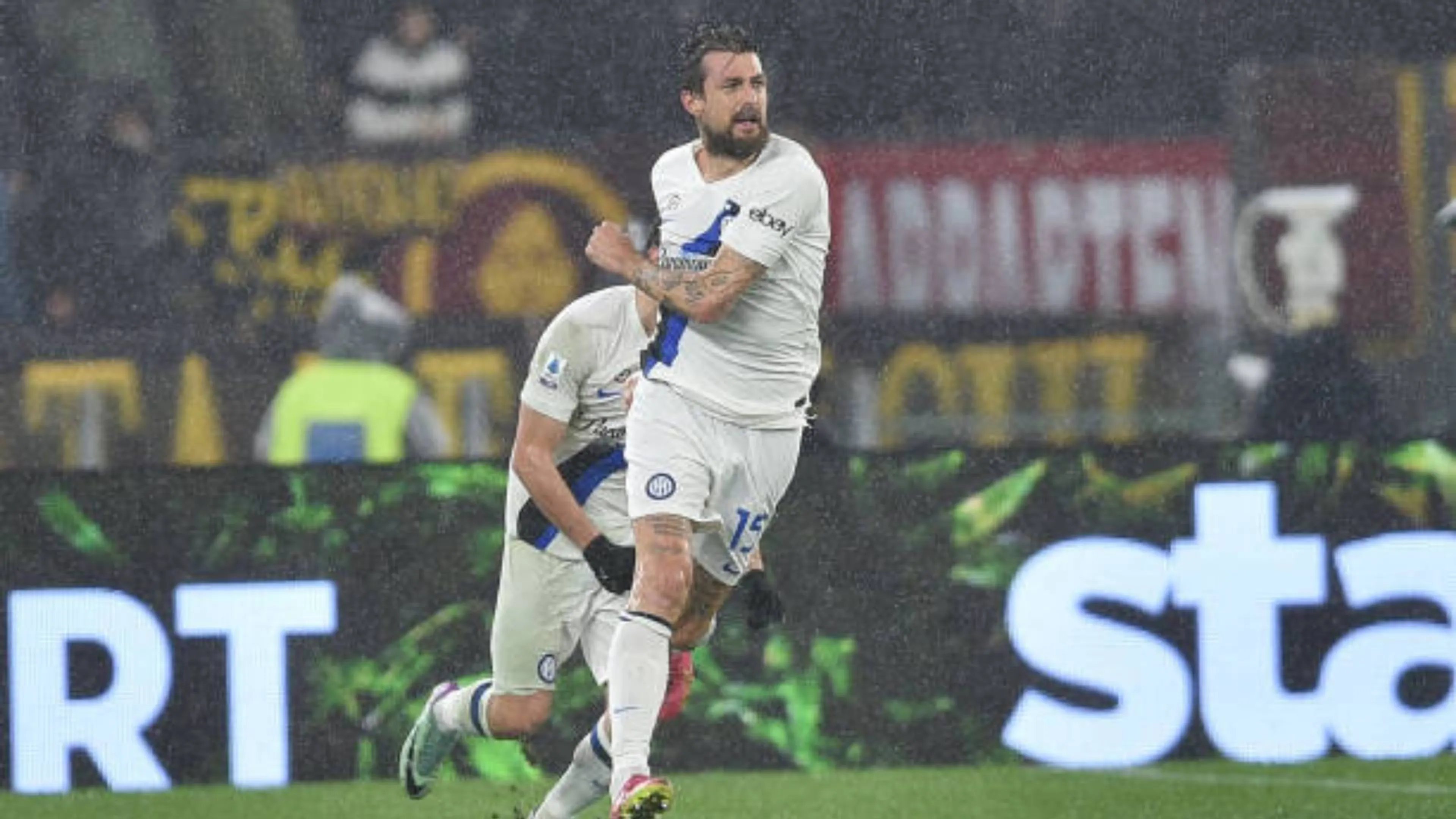 Copertina di Acerbi nella bufera: dito medio alla Curva Sud come vendetta! (FOTO)