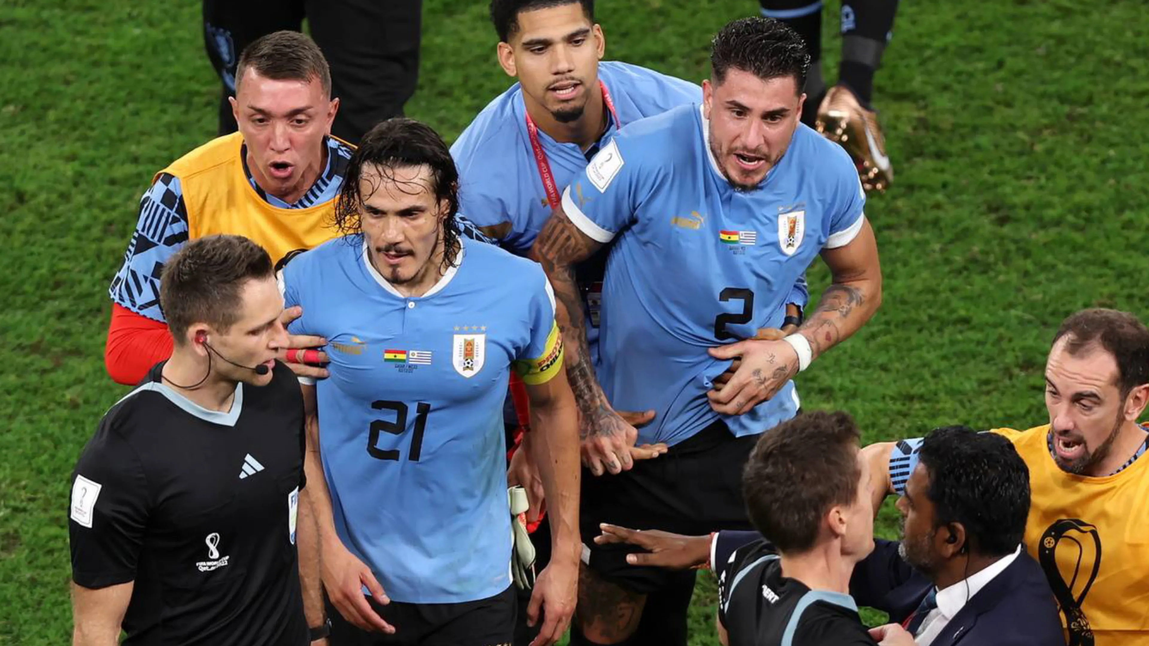 Copertina di Ghana-Uruguay, squalificati 4 giocatori della Celeste per gli episodi del post partita