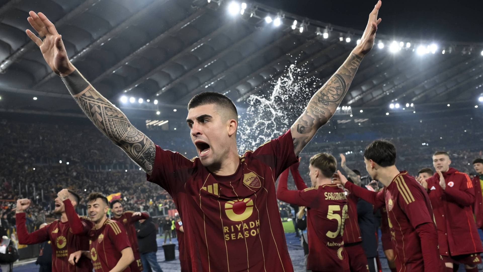 Gianluca-Mancini-celebra-la-vittoria-della-Roma-nel-post-partita-del-derby-contro-la-Lazio