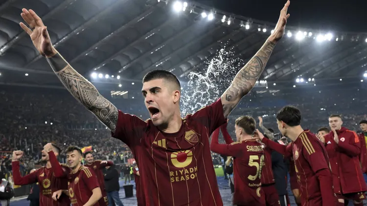 /images/g/i/a/Gianluca-Mancini-celebra-la-vittoria-della-Roma-nel-post-partita-del-derby-contro-la-Lazio.jpg
