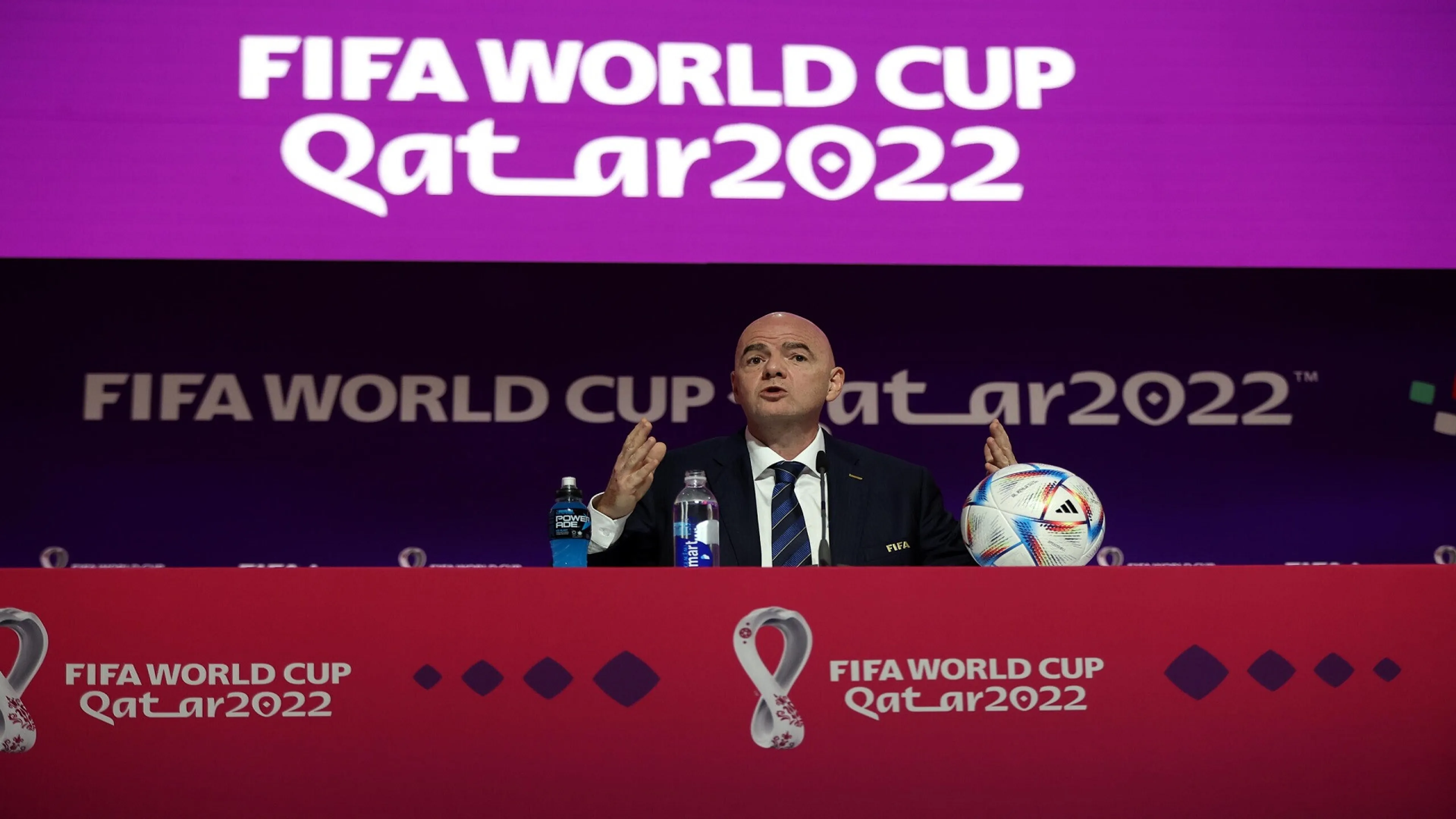 Copertina di Infantino deriso al carnevale di Francoforte. Carro allegorico in versione hot (FOTO)