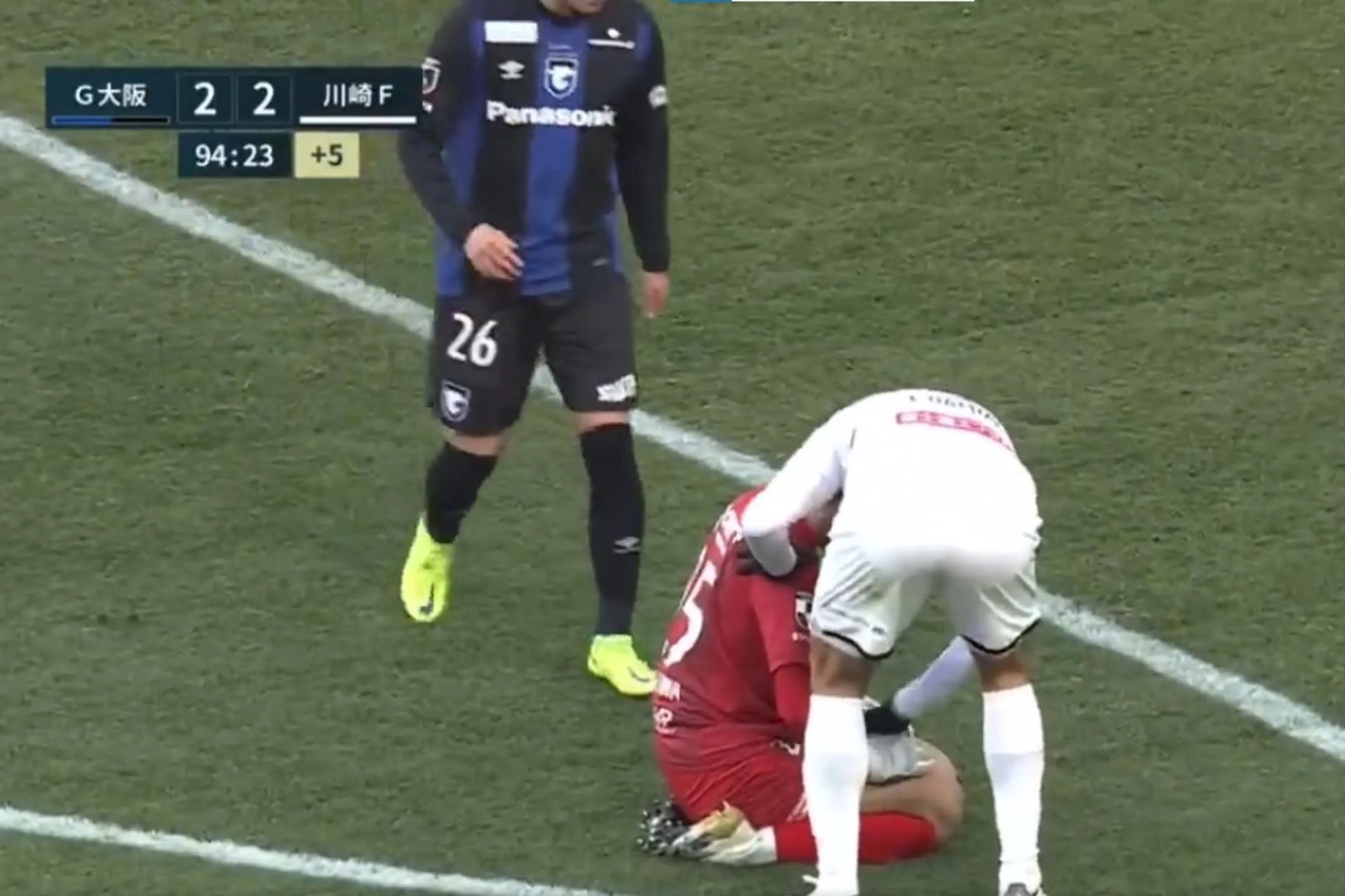 Copertina di Giappone, il portiere si addormenta e l’attaccante lo castiga a tempo scaduto. Poi lo consola… (VIDEO)